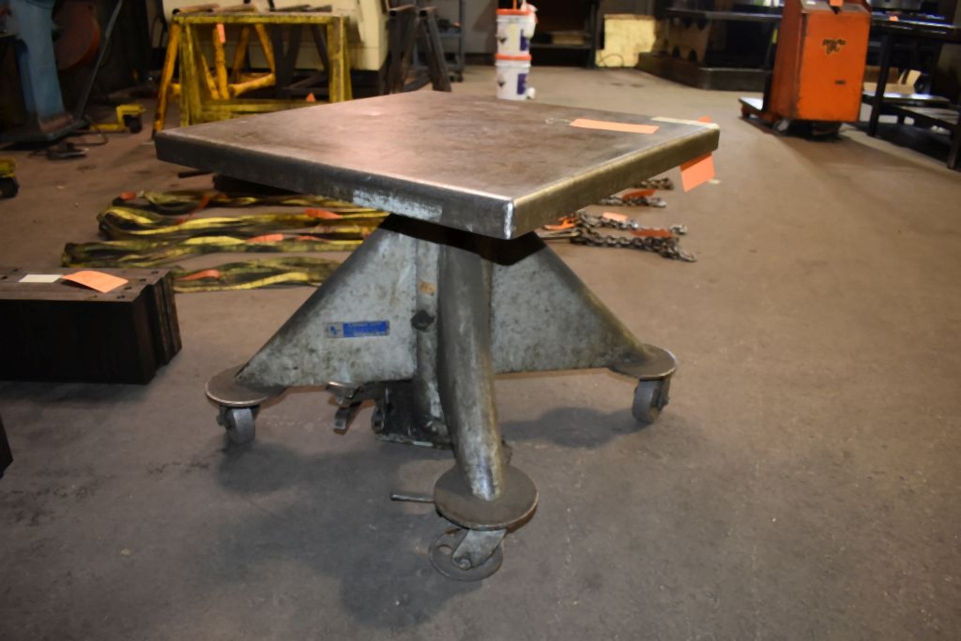 HEAVY DUTY HYDRAULIC ROLLING WORK TABLE, 30" x 30", NO CONTENTS