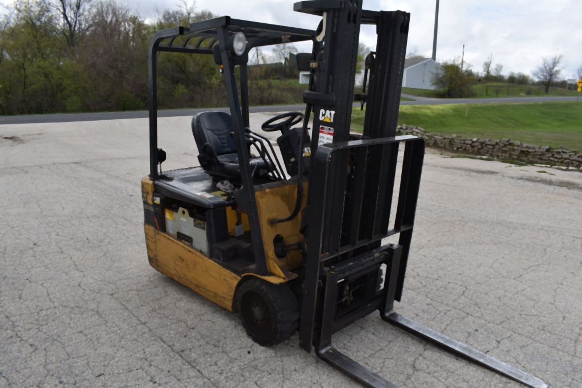 CATERPILLAR RIDE ON FORK TRUCK, MODEL ET3500-AC, S/N: ETB1400111, 36V ELECTRIC TYPE WITH CHARGER, - Image 4 of 8