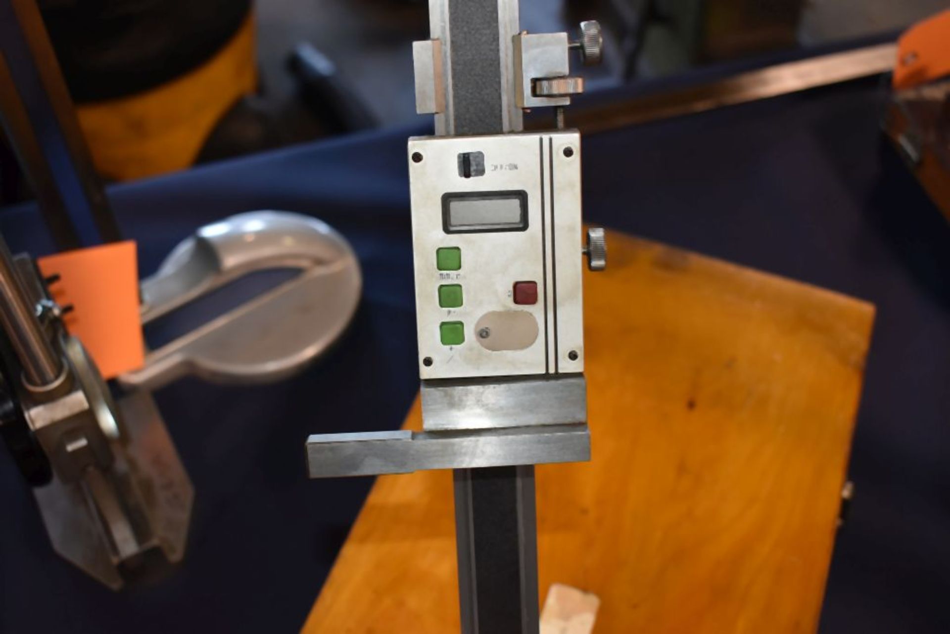 12" ELECTRONIC DIGITAL HEIGHT GAUGE WITH CASE - Image 2 of 3