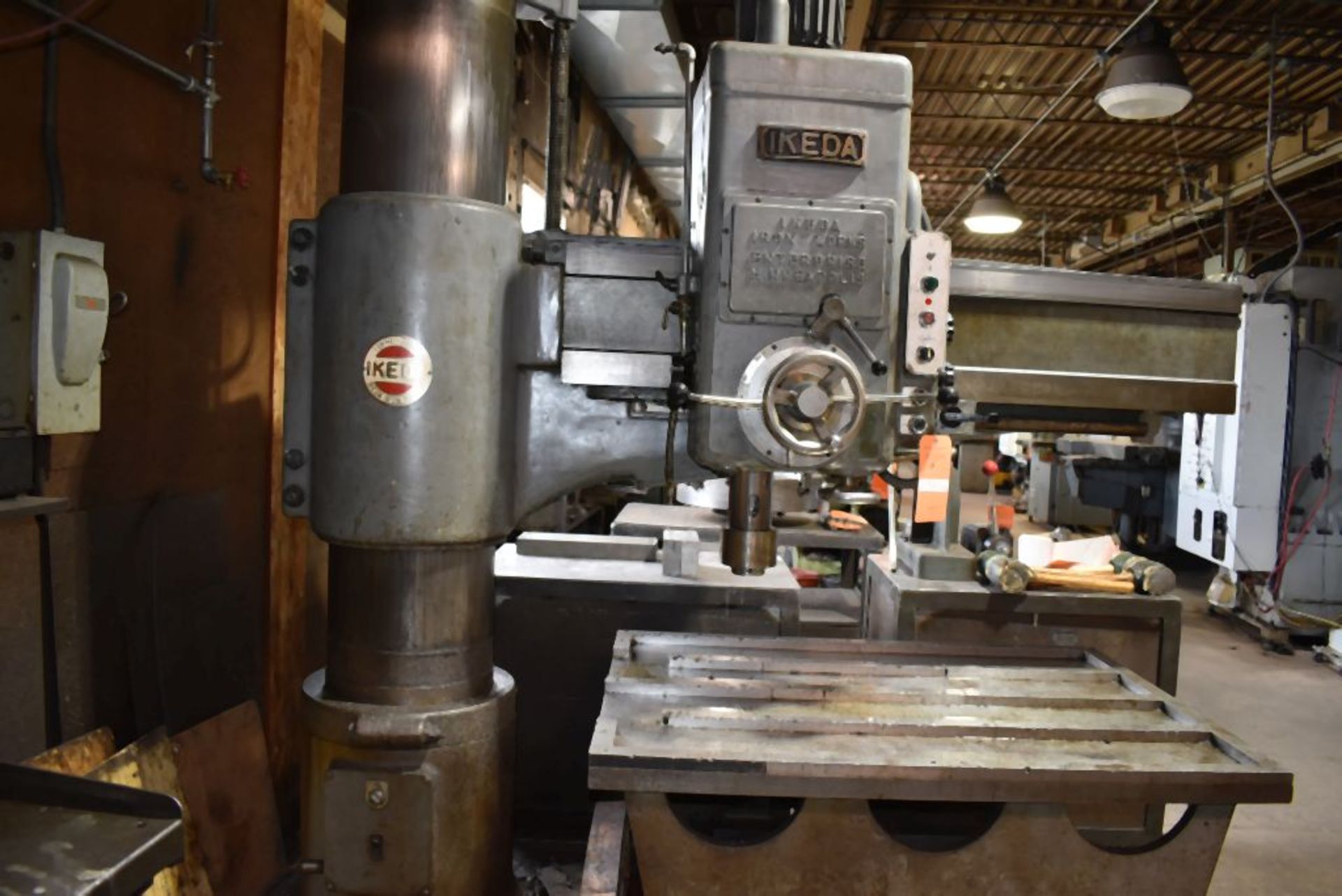 1979 IKEDA RADIAL ARM DRILL, MODEL RM-1300, S/N: 79087, 13" COLUMN x 60" ARM, 36" x 48" TABLE, T- - Image 2 of 4