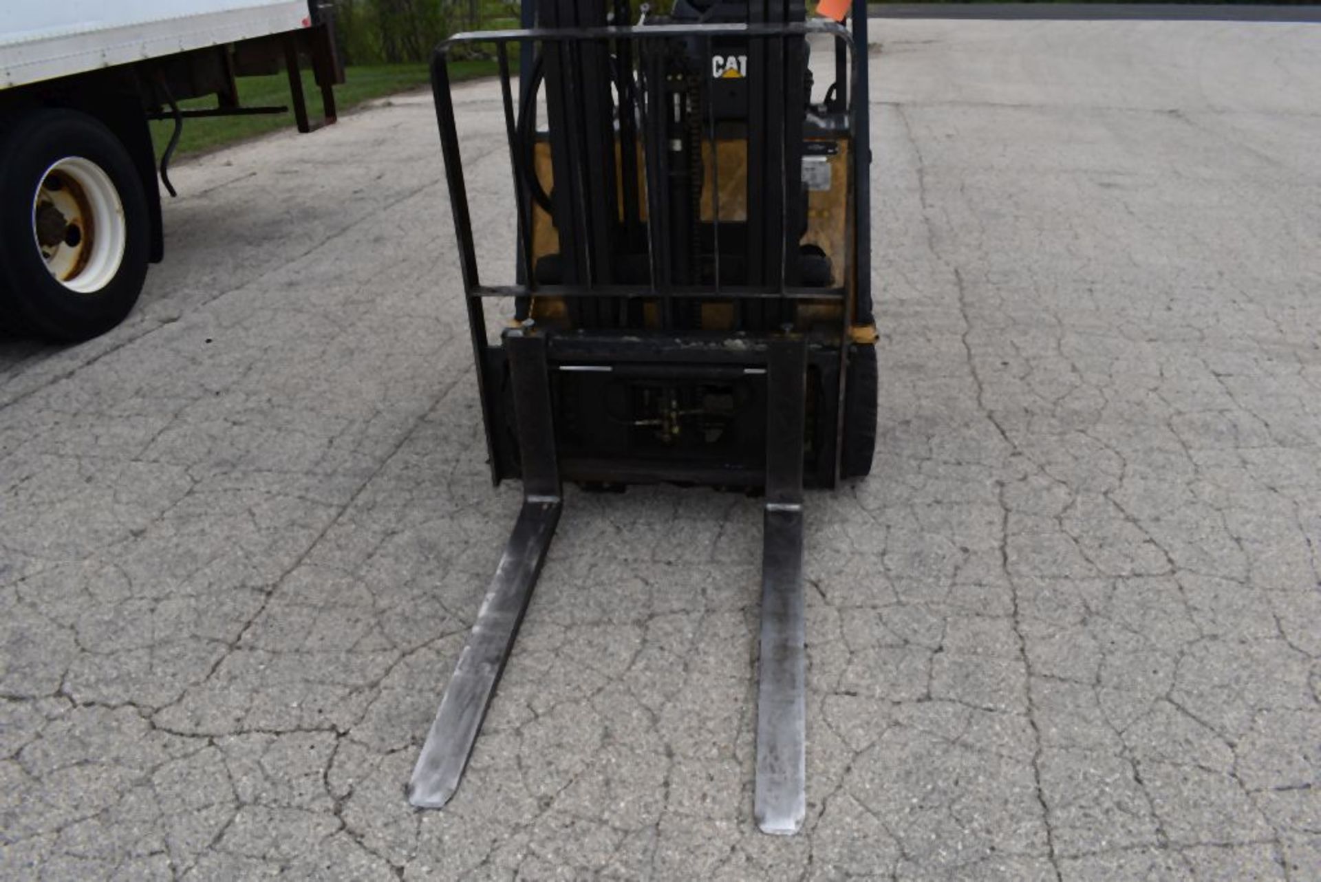 CATERPILLAR RIDE ON FORK TRUCK, MODEL ET3500-AC, S/N: ETB1400111, 36V ELECTRIC TYPE WITH CHARGER, - Image 5 of 8