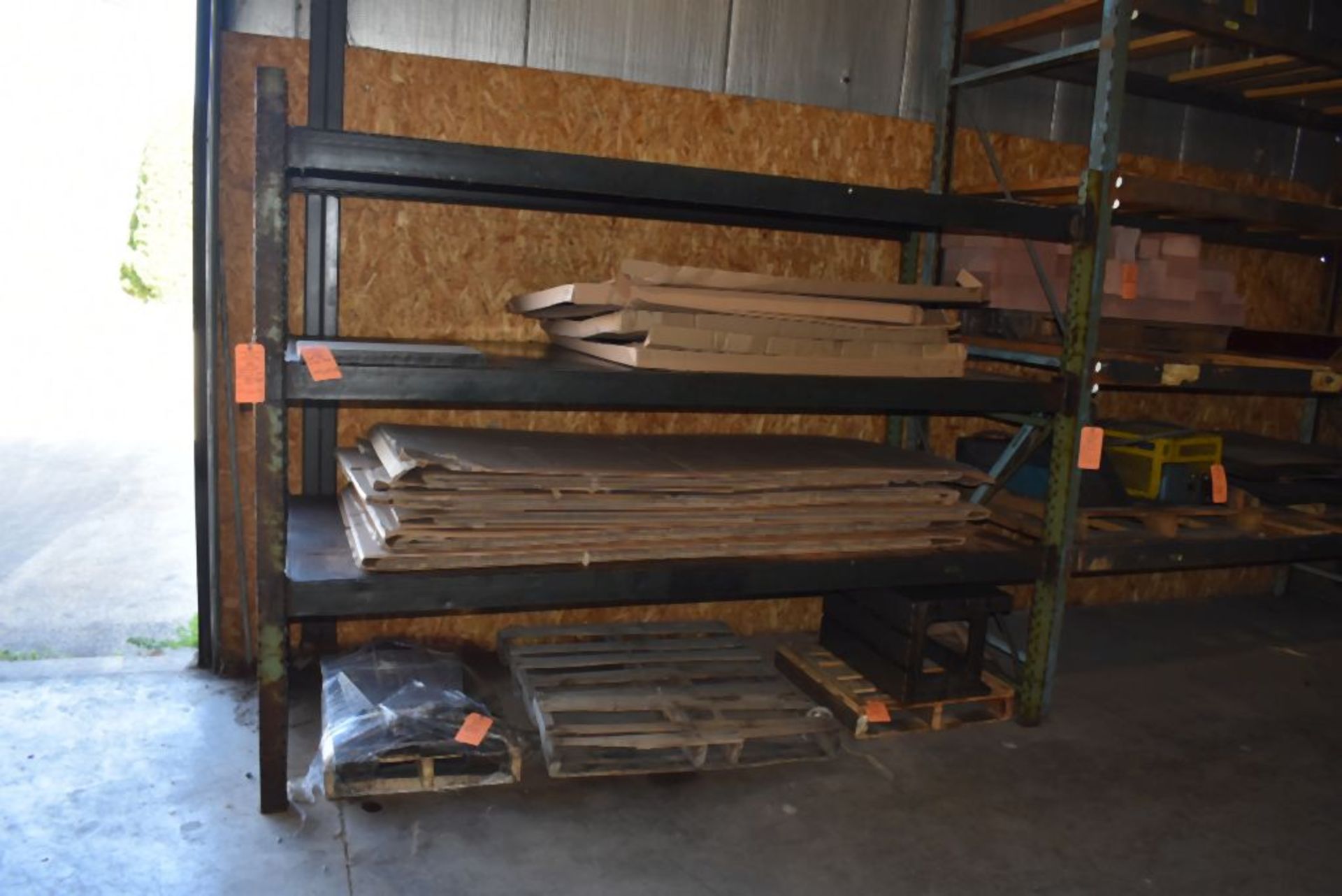 ONE SECTION OF GREEN PALLET RACKING WITH THREE METAL SHEET SHELVES **SHELVING AND HORIZONTAL