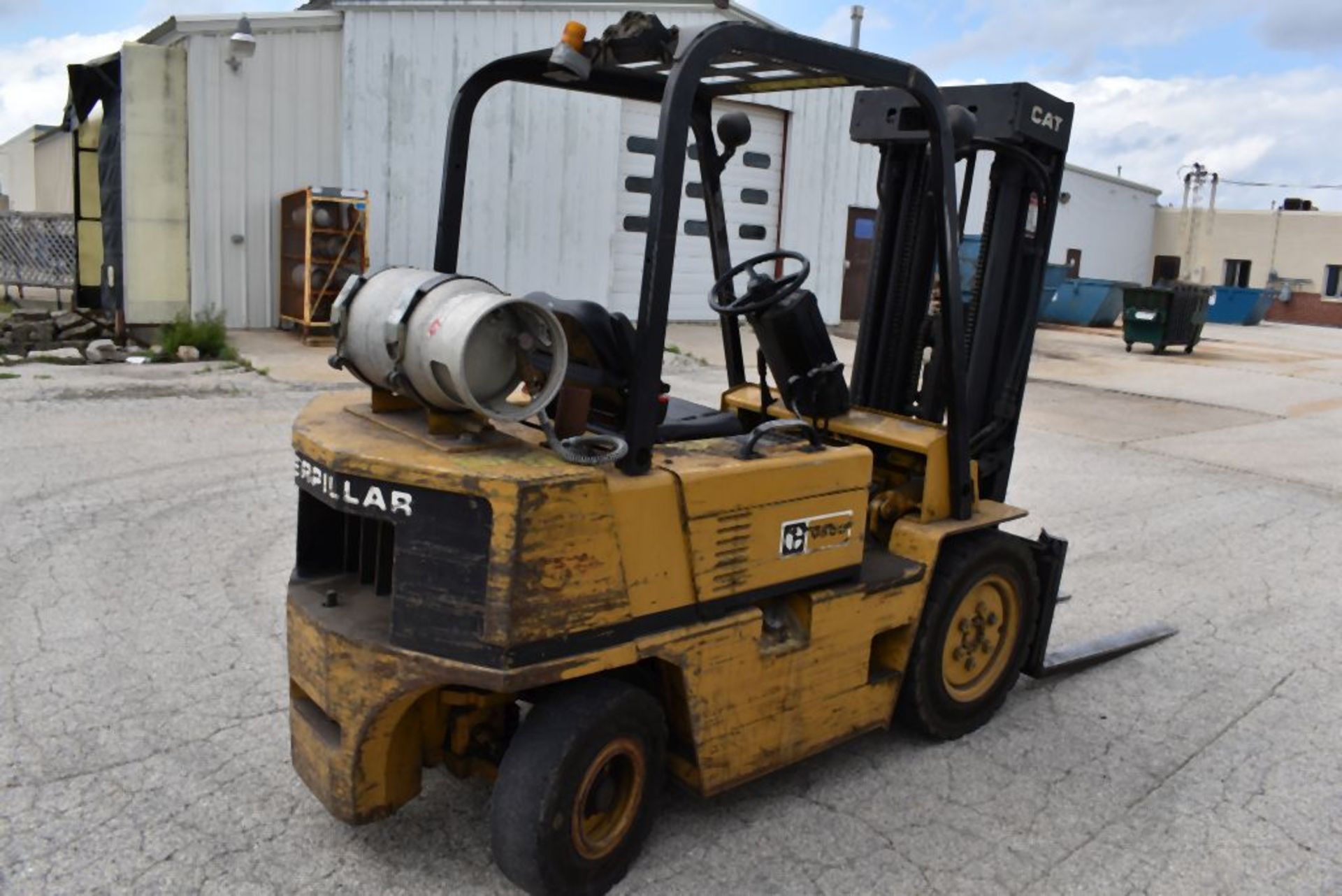 CATERPILLAR RIDE ON FORK TRUCK, MODEL V50DSA, S/N: 4BC01693, LP GAS, PNEUMATIC TIRES, 48" FORKS, - Image 3 of 7