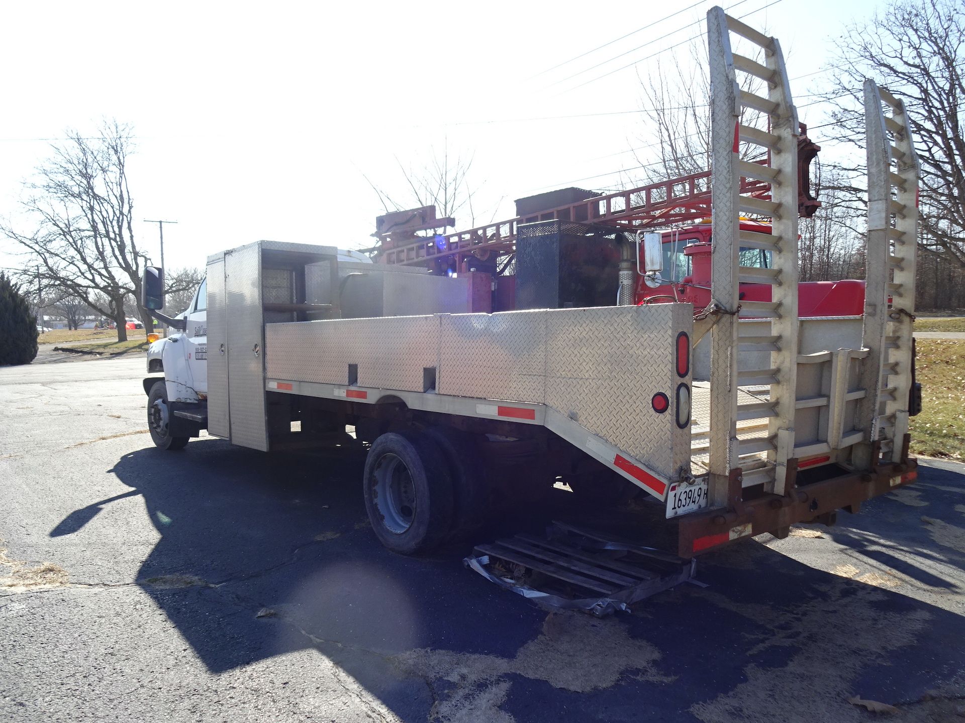 2006 GMC MODEL C5500 SINGLE AXLE FLAT BED TRUCK, VIN 1GDJ1206F420897, DURAMAX DIESEL, 13 FT X 7 FT - Image 8 of 14