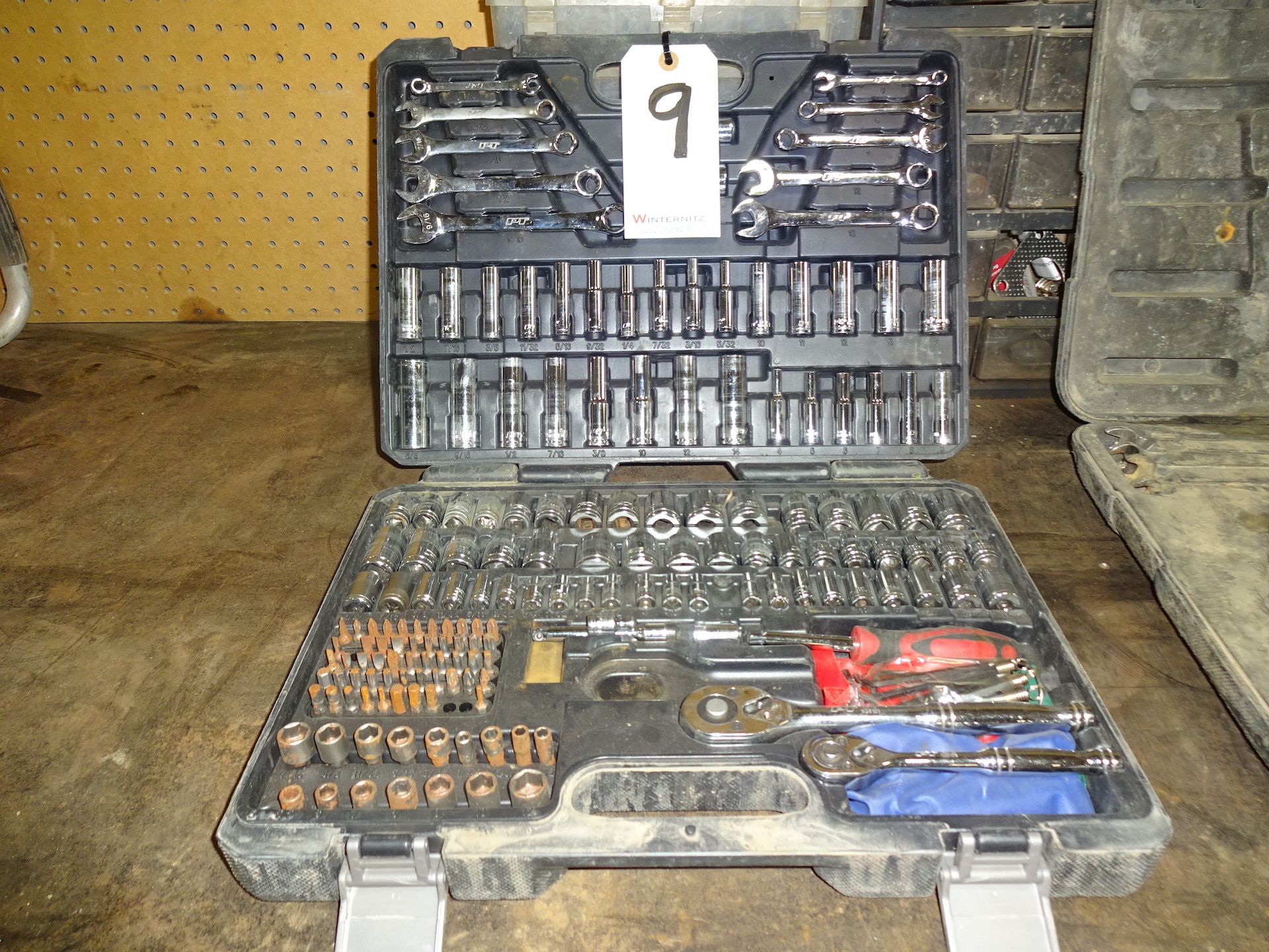 SOCKET WRENCH TOOL SET