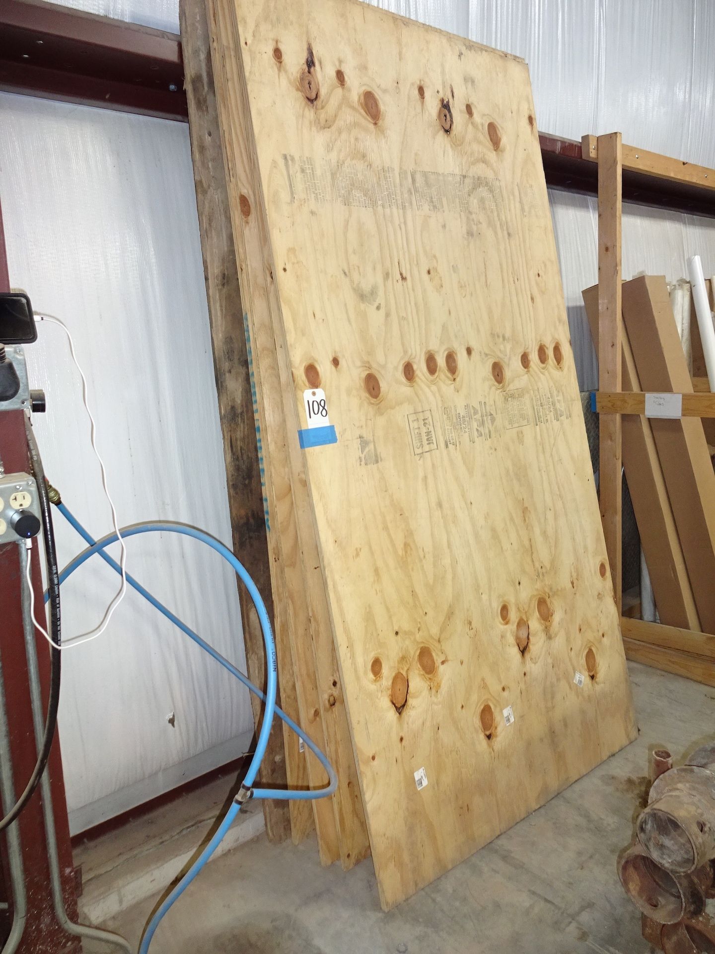 LOT: (4) 3/4 IN. PLYWOOD SHEETS