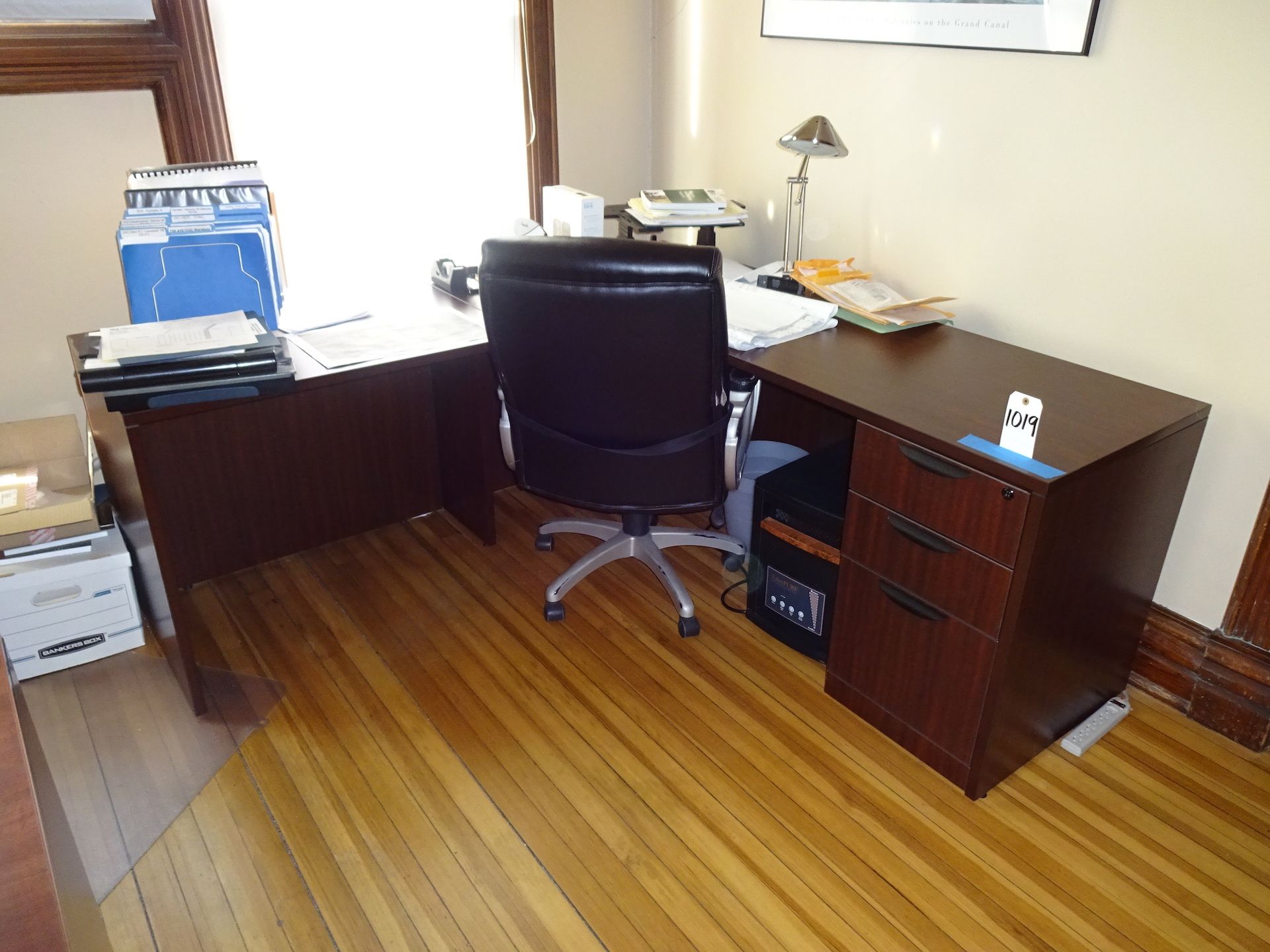 LOT: OFFICE DESK & CHAIR (LOCATION - 6TH STREET)