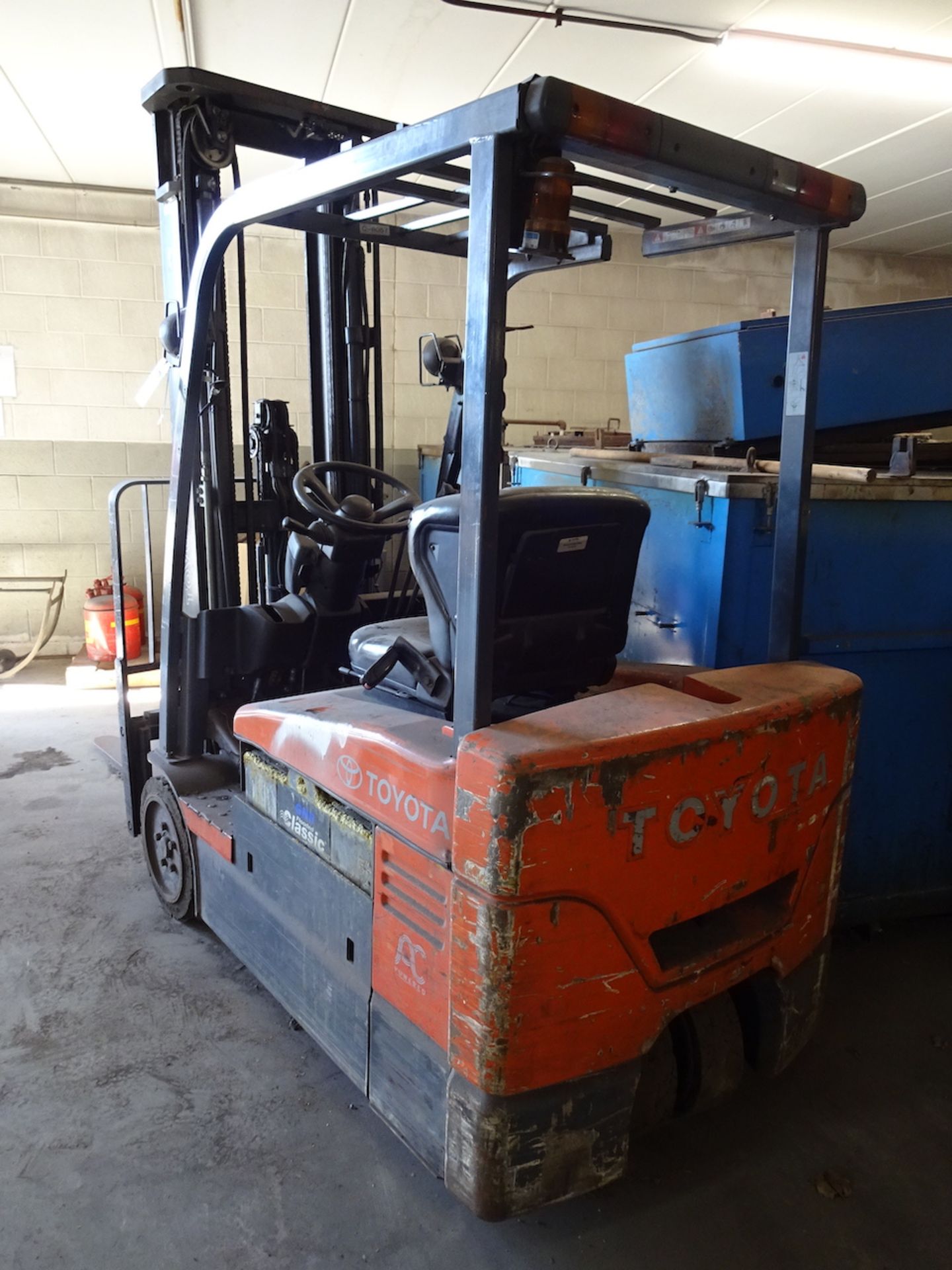 TOYOTA 3050LB. CAP. MODEL 7FBEU20 3-WHEEL ELECTRIC FORKLIFT TRUCK, S/N 24261, 3-STAGE MAST, SIDE- - Image 3 of 6