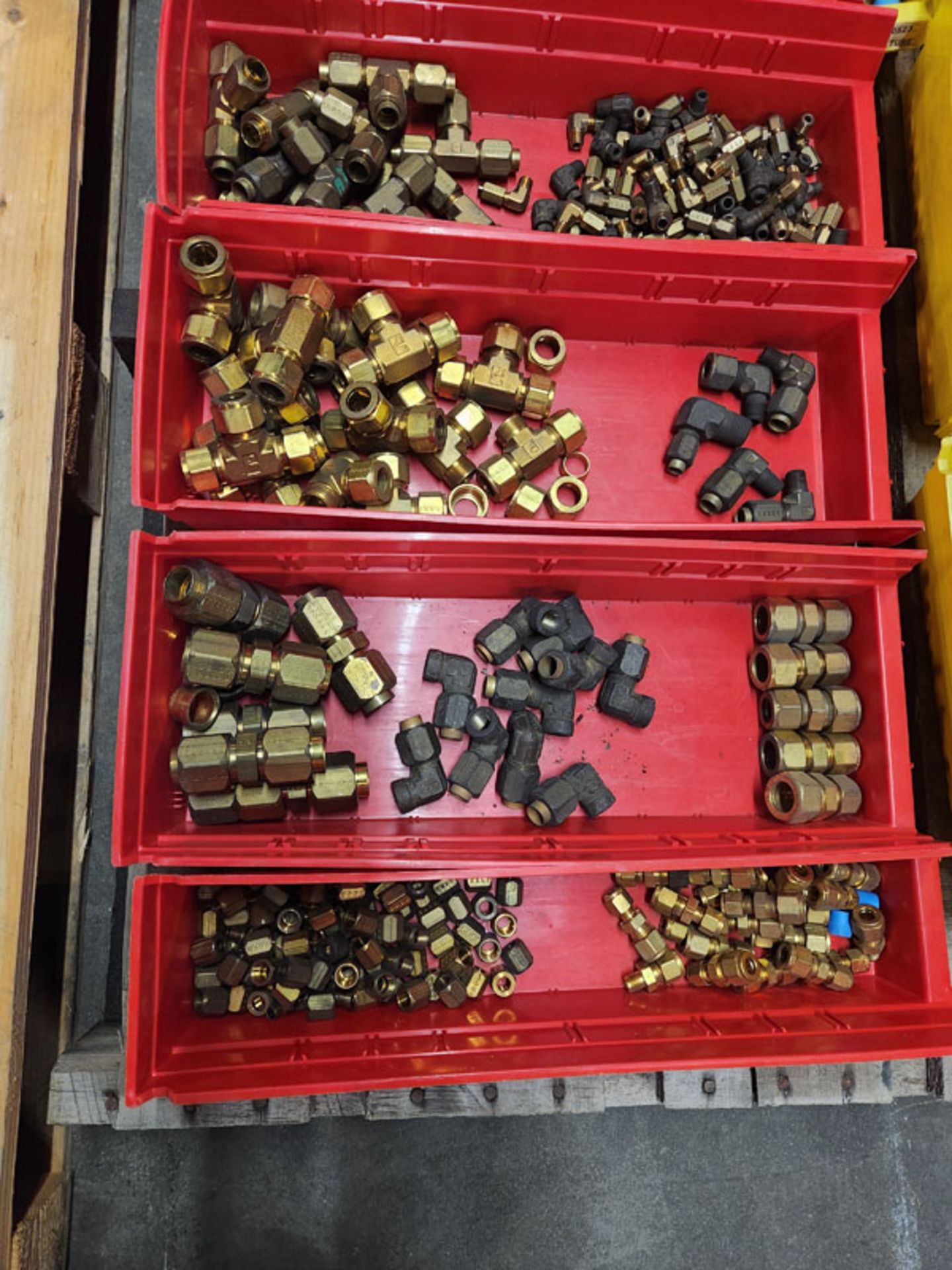 LOT OF BRASS TUBE FITTINGS - MOSTLY PARKER ON 2 SKIDS - Bild 8 aus 13