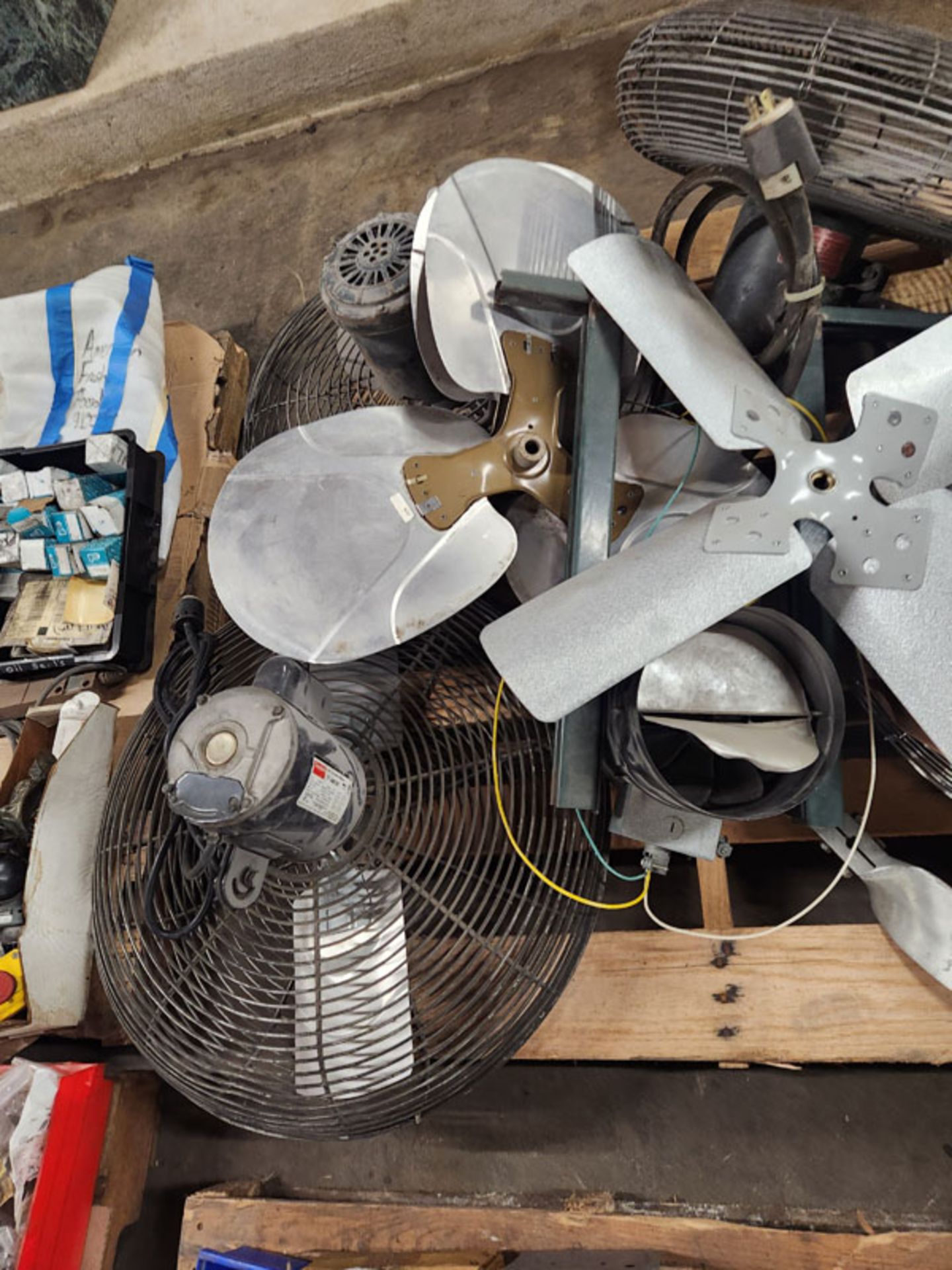 SKID OF INDUSTRIAL FANS AND BLADES - Image 2 of 8