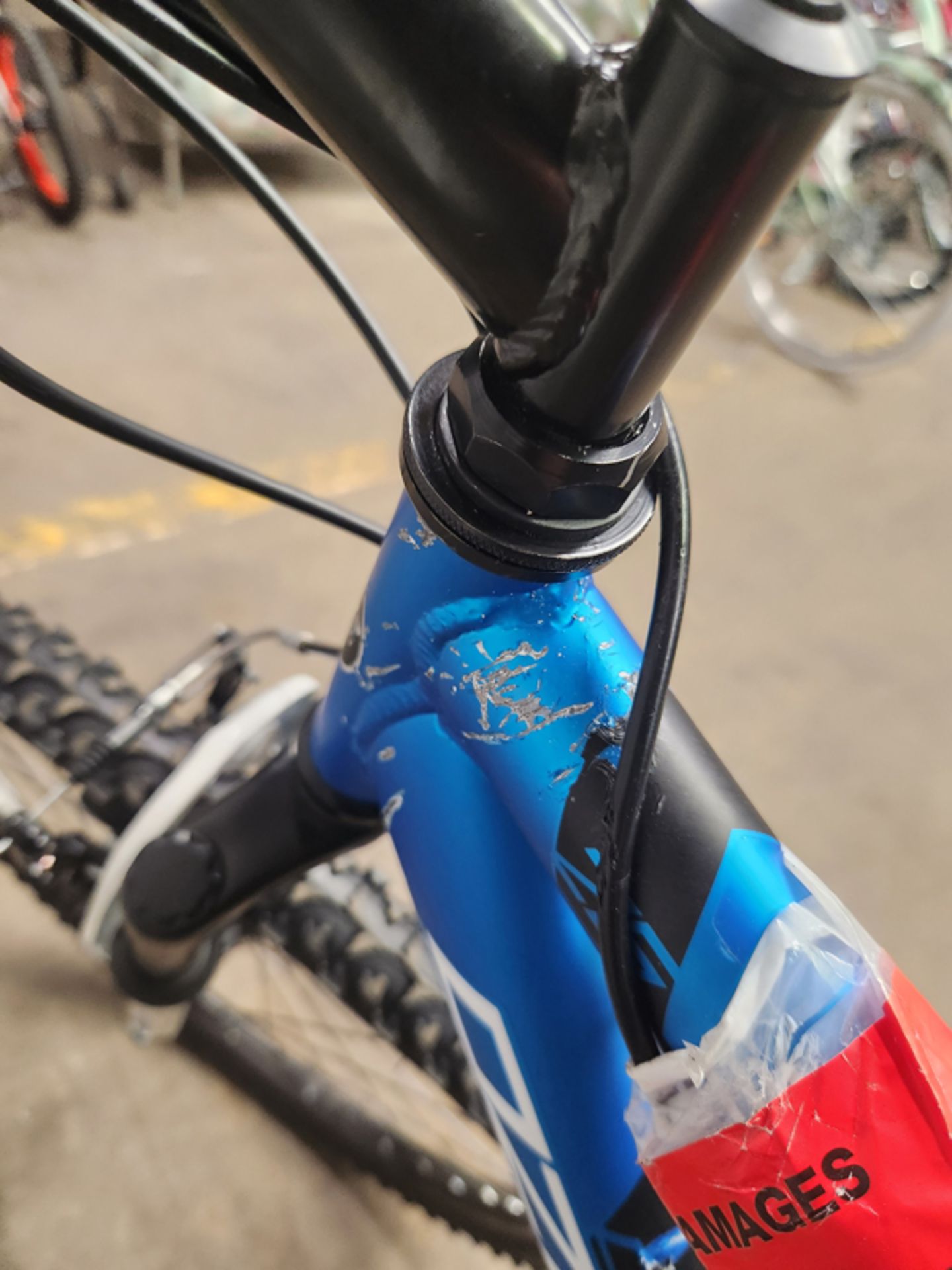 OZONE 500 MODEL: GS122509569 26" BICYCLE - SCRATCHED UP AND BACK BREAKS NEED ADJUSTMENT - Image 11 of 11