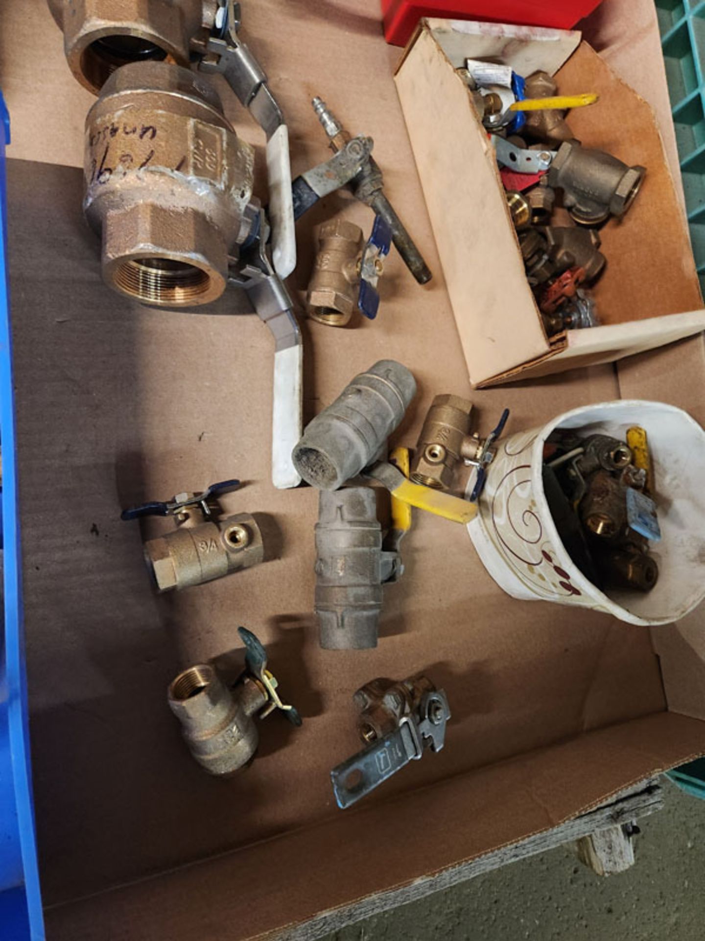 LOT OF BRASS VALVES - Image 7 of 10
