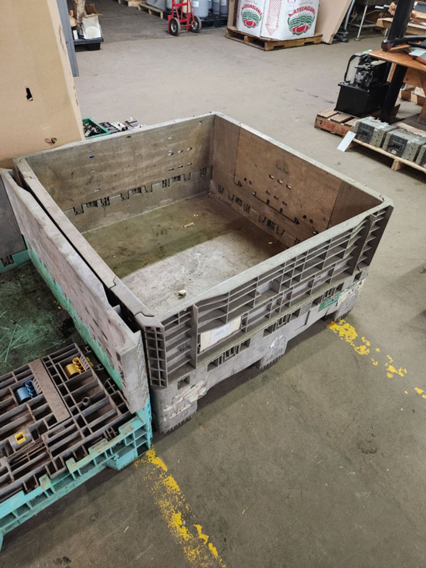 2 COLLAPSIBLE PLASTIC CRATES - Image 3 of 3