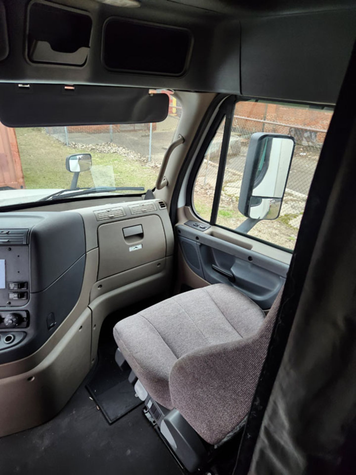 2017 FREIGHTLINER CASADIA 125 SLEEPER CAB, VIN#: 3AKJGLDR6HSHK2741 MILEAGE: 734,899 - Image 9 of 17