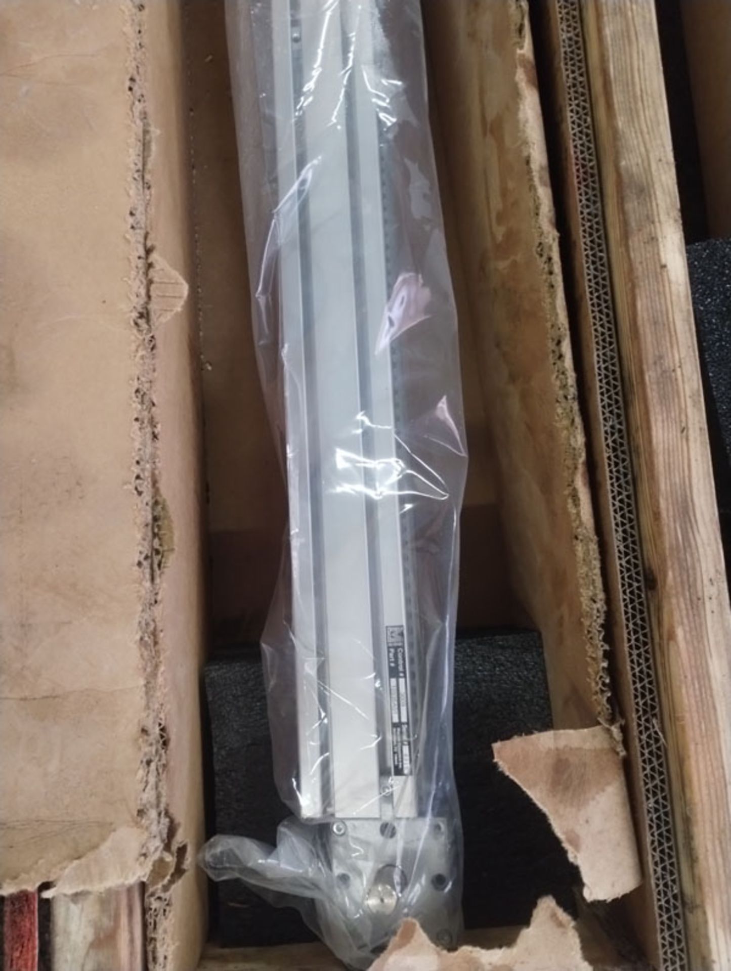 85" LINEAR ACTUATOR - PART # 10935A01 --- Lot located at second location: 6800 Union ave. , Clevelan - Image 3 of 11