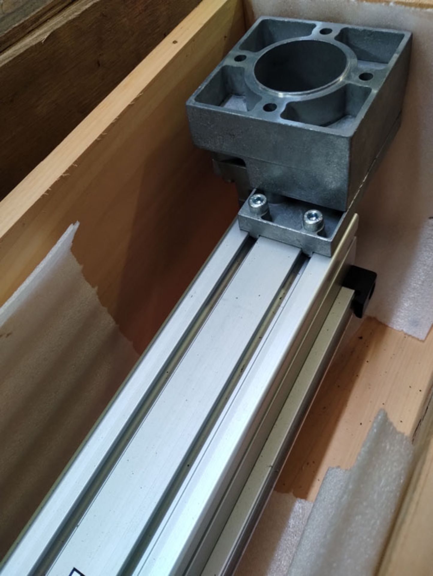 87" LINEAR ACTUATOR PART# 11237F01 -- Lot located at second location: 6800 Union ave. , Cleveland OH - Image 4 of 10