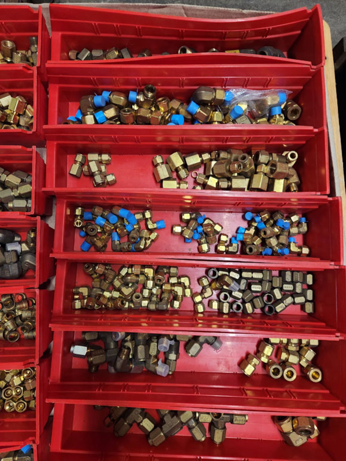 LOT OF BRASS TUBE FITTINGS - MOSTLY PARKER ON 2 SKIDS - Bild 7 aus 13