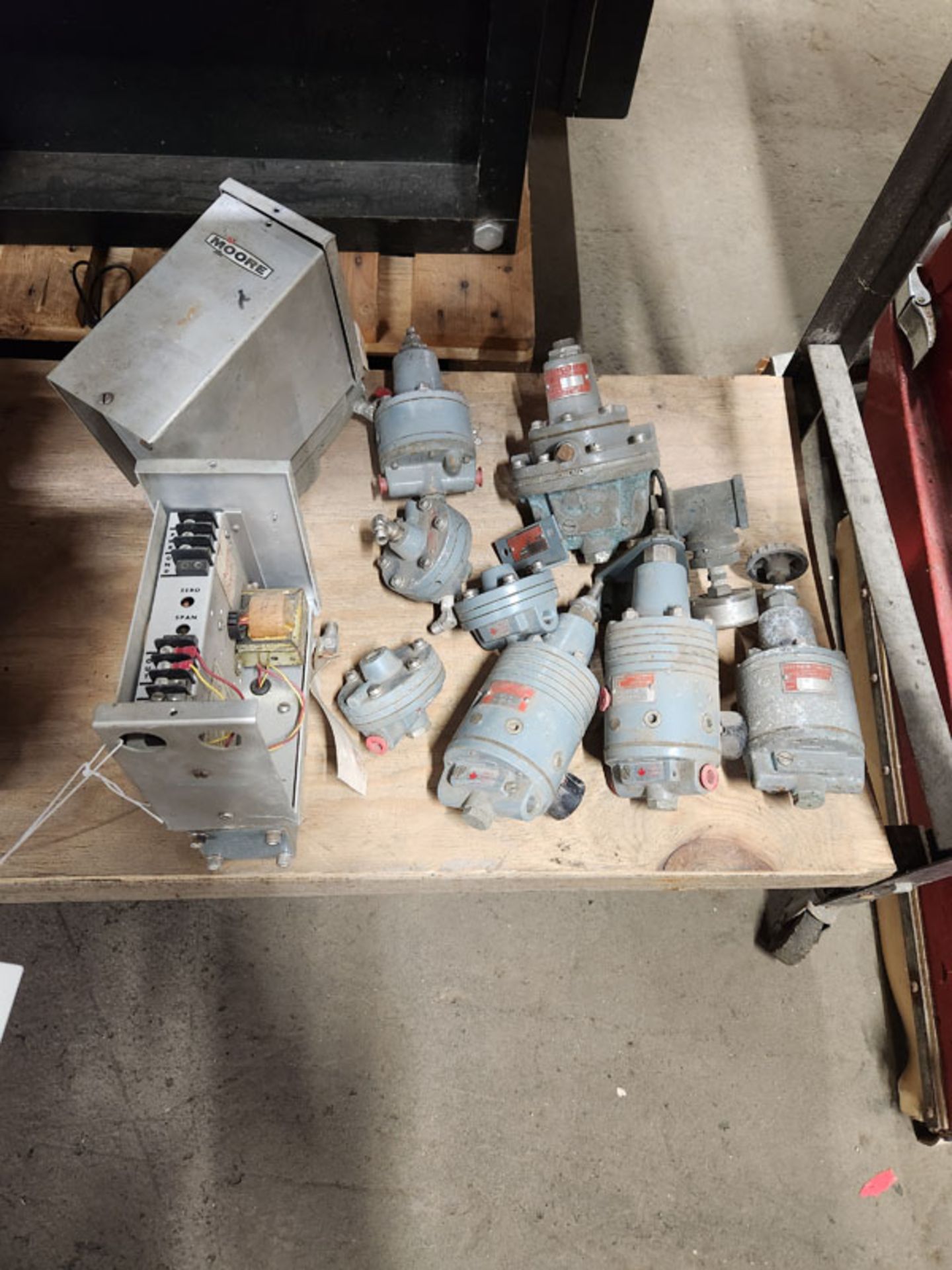 LOT OF MOORE REGULATORS AND FLOW METERS