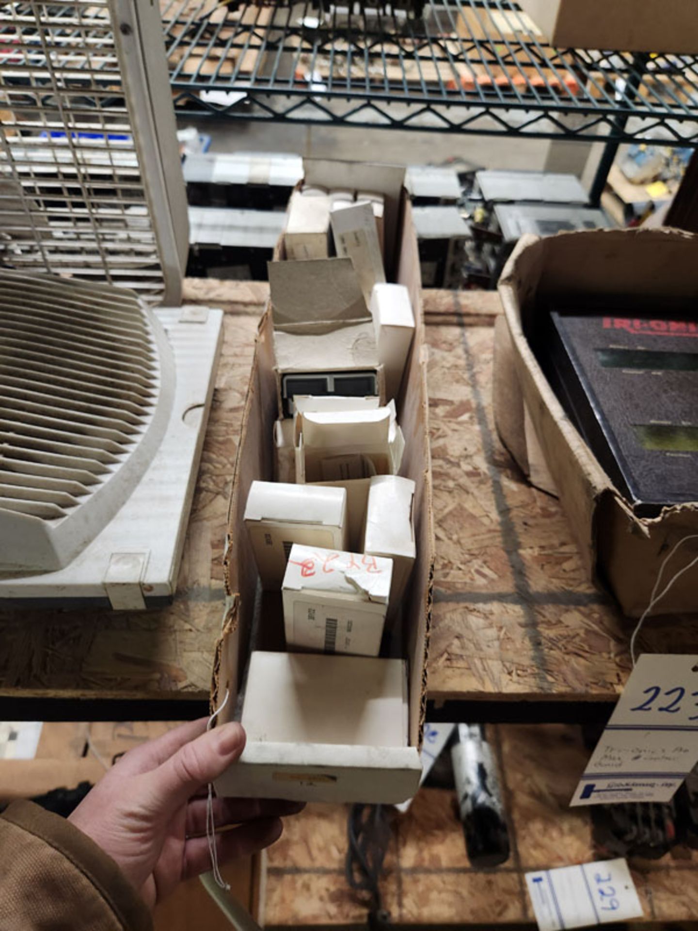 TRAY OF CHARGER / BATTERY CONNECTORS