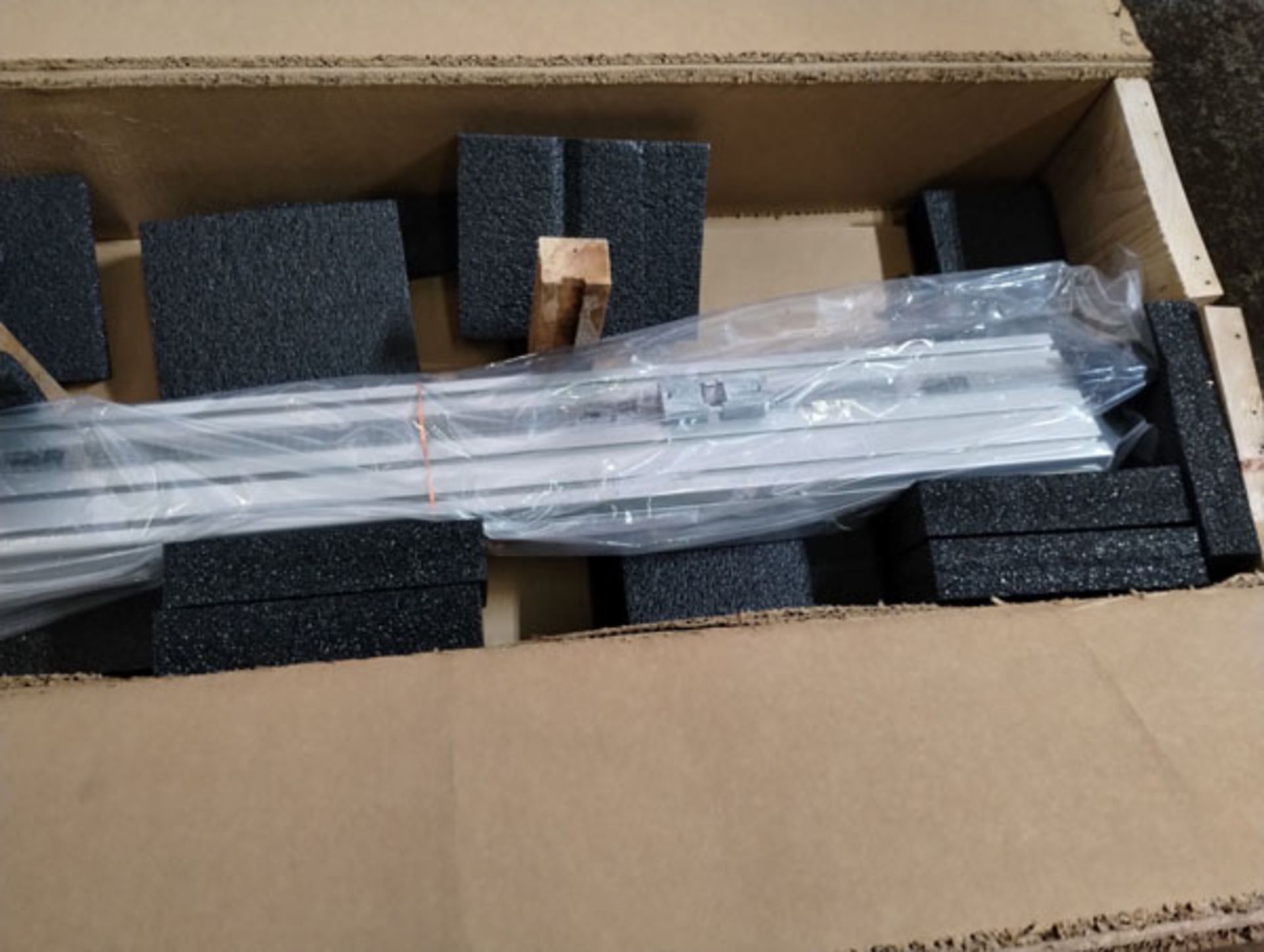 62" LINEAR ACTUATOR PART# 10067B01 -- Lot located at second location: 6800 Union ave. , Cleveland OH - Image 4 of 11