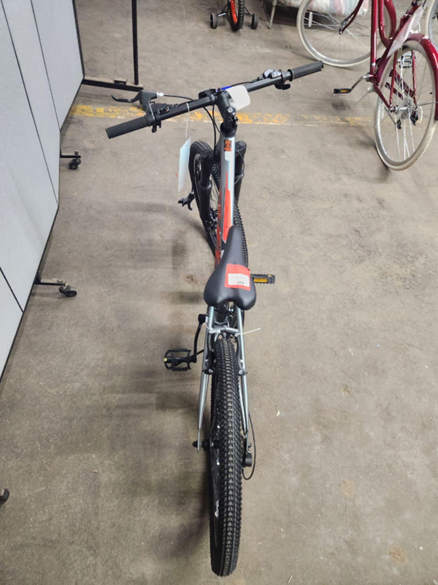 HUFFY BOYS BICYCLE - SCRATCHED UP AND BREAK HANDLE IS BROKEN - Image 13 of 13