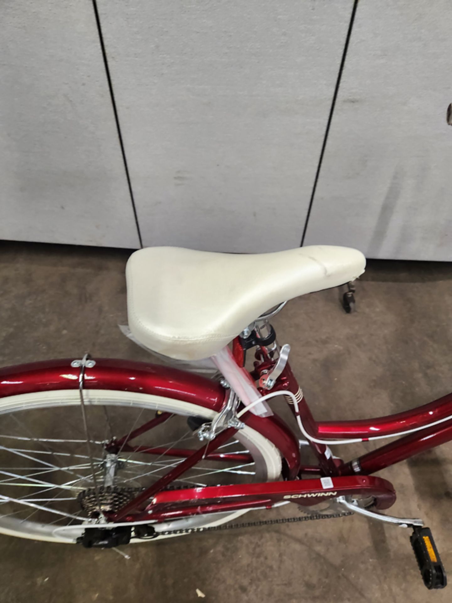 SCHWINN AMHERST BICYCLE MODEL: S5741AC - SCRATCH AND DENT - BENT REAR FENDER - Image 7 of 13