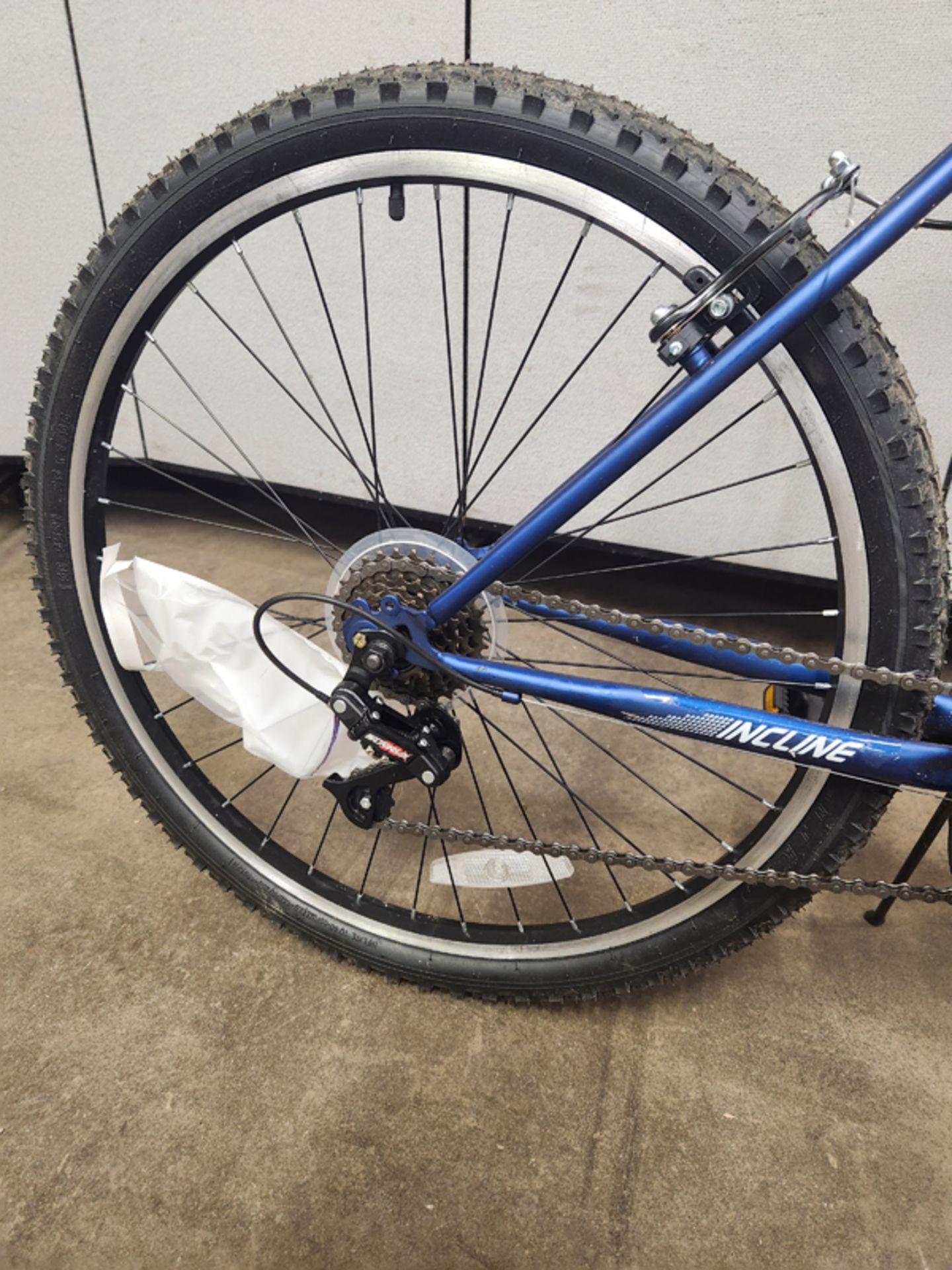 HUFFY 26" INCLINE BICYCLE - SOME DAMAGE TO HANDLE BARS - Image 9 of 9
