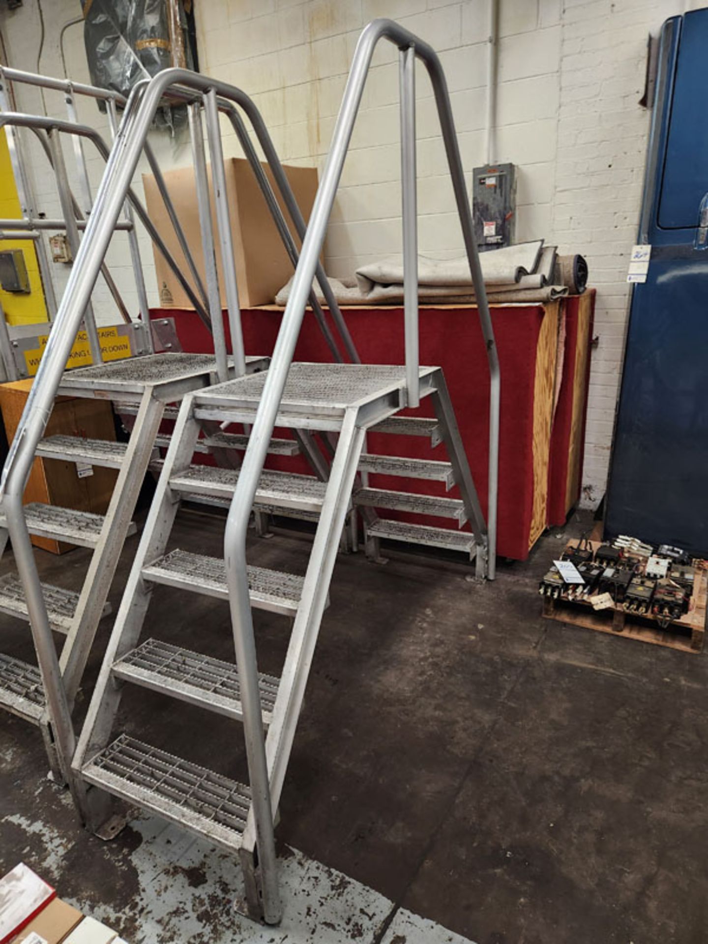 5 STEP BRIDGE LADDER 24" WIDE PLATFORM AND 68" BASE