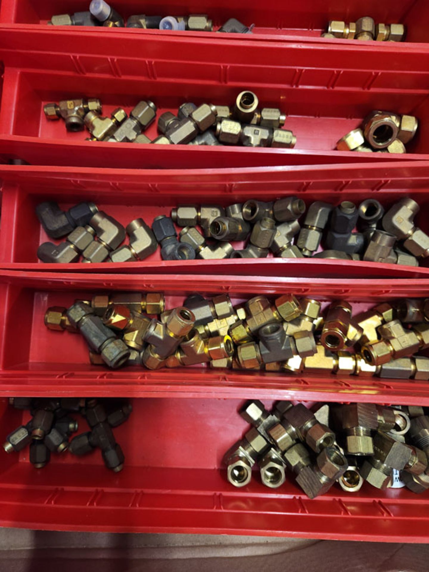 LOT OF BRASS TUBE FITTINGS - MOSTLY PARKER ON 2 SKIDS - Bild 6 aus 13