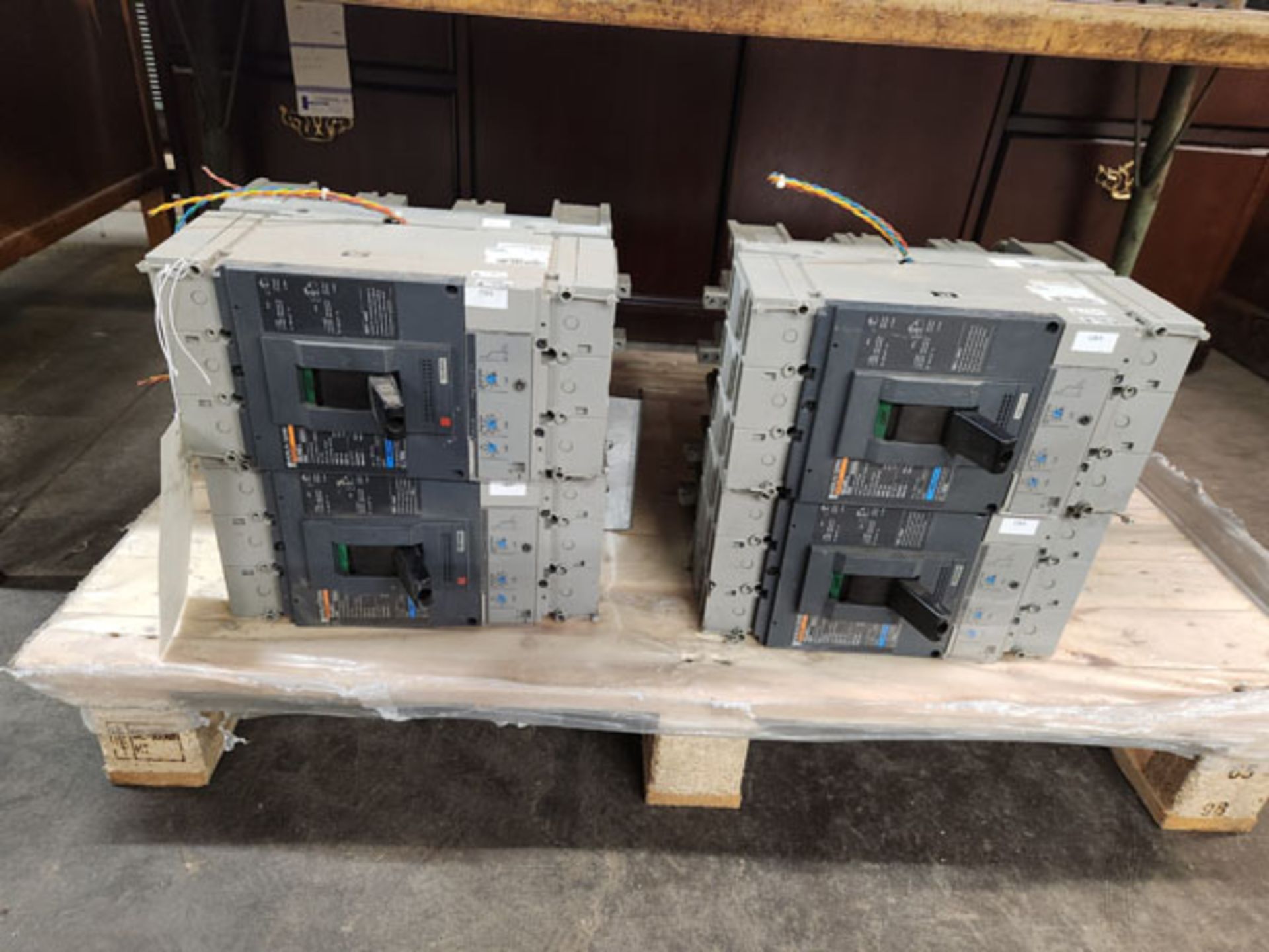 LOT OF 4 MERLIN GERIN NSJ400L 400A BREAKERS