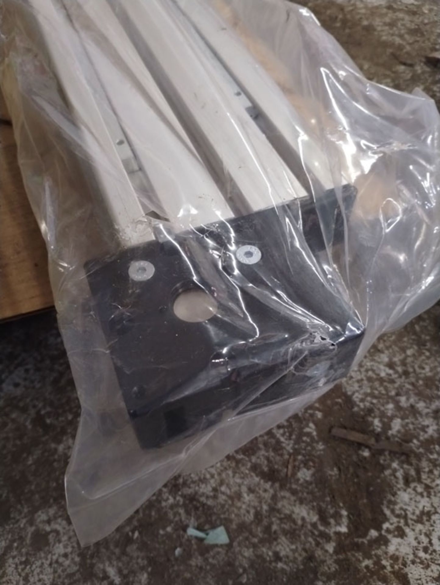 62" LINEAR ACTUATOR PART# 8676A01 -- Lot located at second location: 6800 Union ave. , Cleveland OH - Image 9 of 11