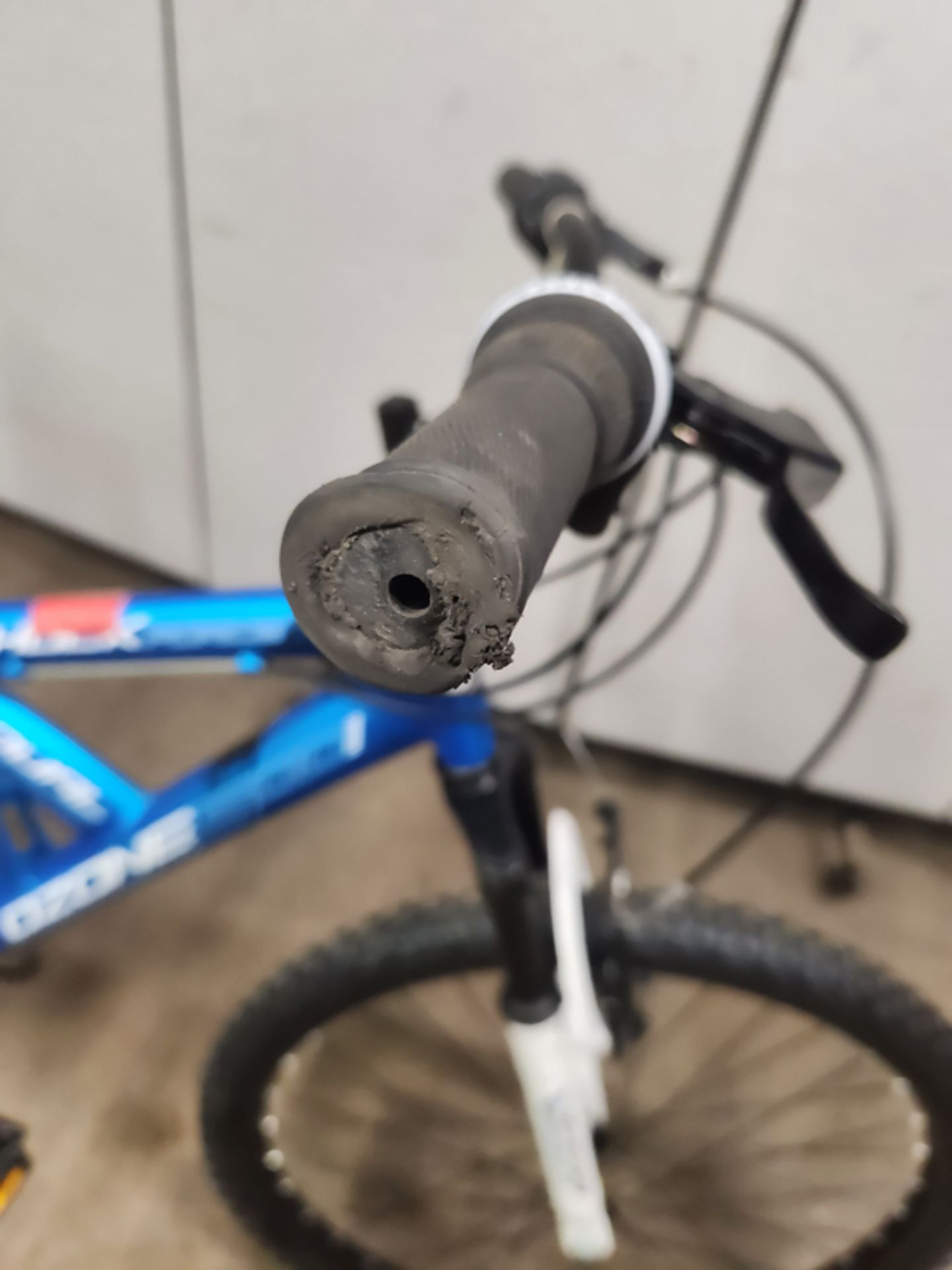 OZONE 500 MODEL: GS122509569 26" BICYCLE - HANDLE IS DAMAGED - Image 6 of 12