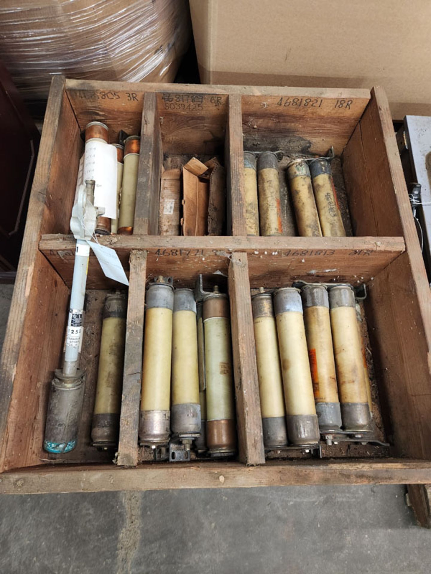 CRATE OF MISCELLANEOUS LARGE CURRENT LIMITING FUSES GE 55A212942P24RB AND GE 218A4293P9RB