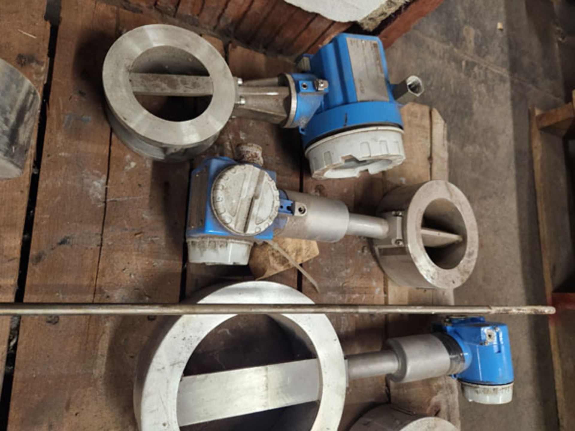 SKID OF VARIOUS ROSEMONT AND ENDRESS-HAUSER FLOWMETERS, FITTINGS, AND TRANSMITTERS - Image 10 of 10