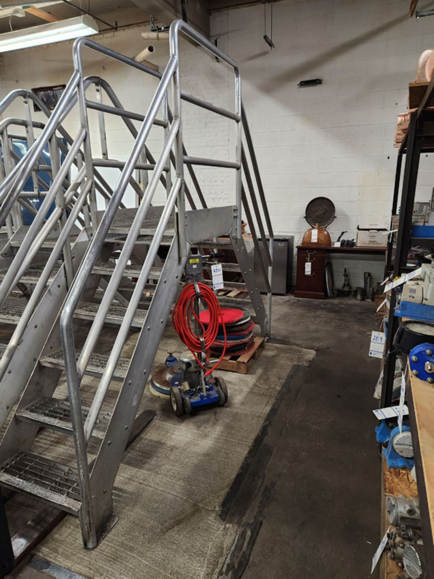 7 STEP BRIDGE LADDER 24" PLATFORM AND 95" BASE