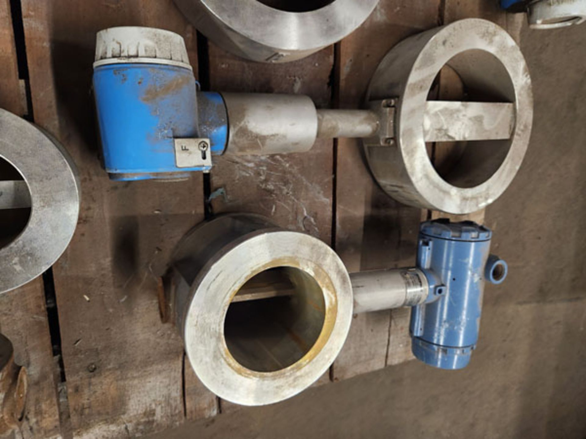 SKID OF VARIOUS ROSEMONT AND ENDRESS-HAUSER FLOWMETERS, FITTINGS, AND TRANSMITTERS - Image 9 of 10