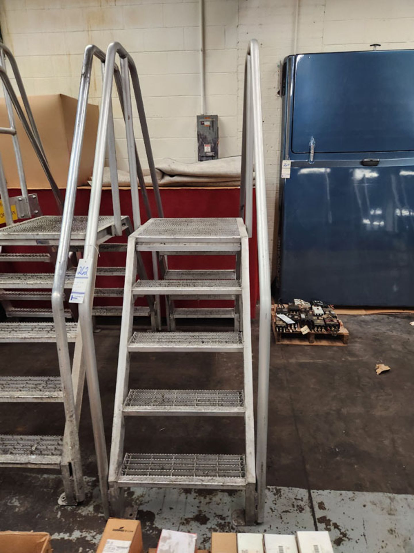 5 STEP BRIDGE LADDER 24" WIDE PLATFORM AND 68" BASE - Image 2 of 2