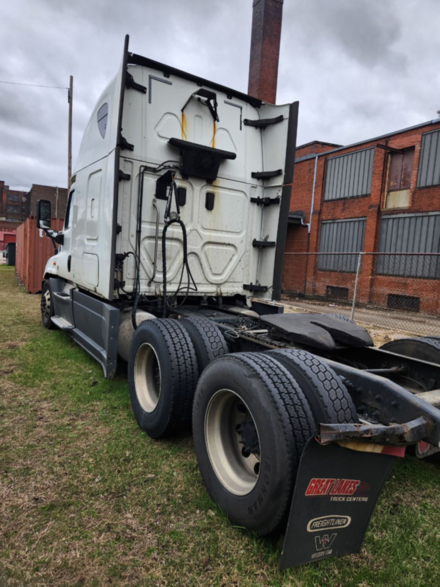 2017 FREIGHTLINER CASADIA 125 SLEEPER CAB, VIN#: 3AKJGLDR6HSHK2741 MILEAGE: 734,899 - Image 7 of 17