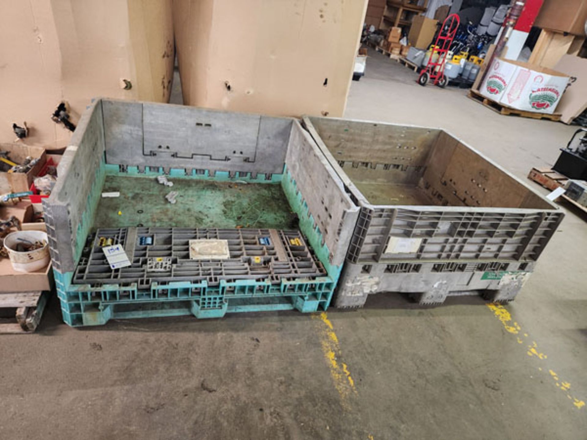 2 COLLAPSIBLE PLASTIC CRATES