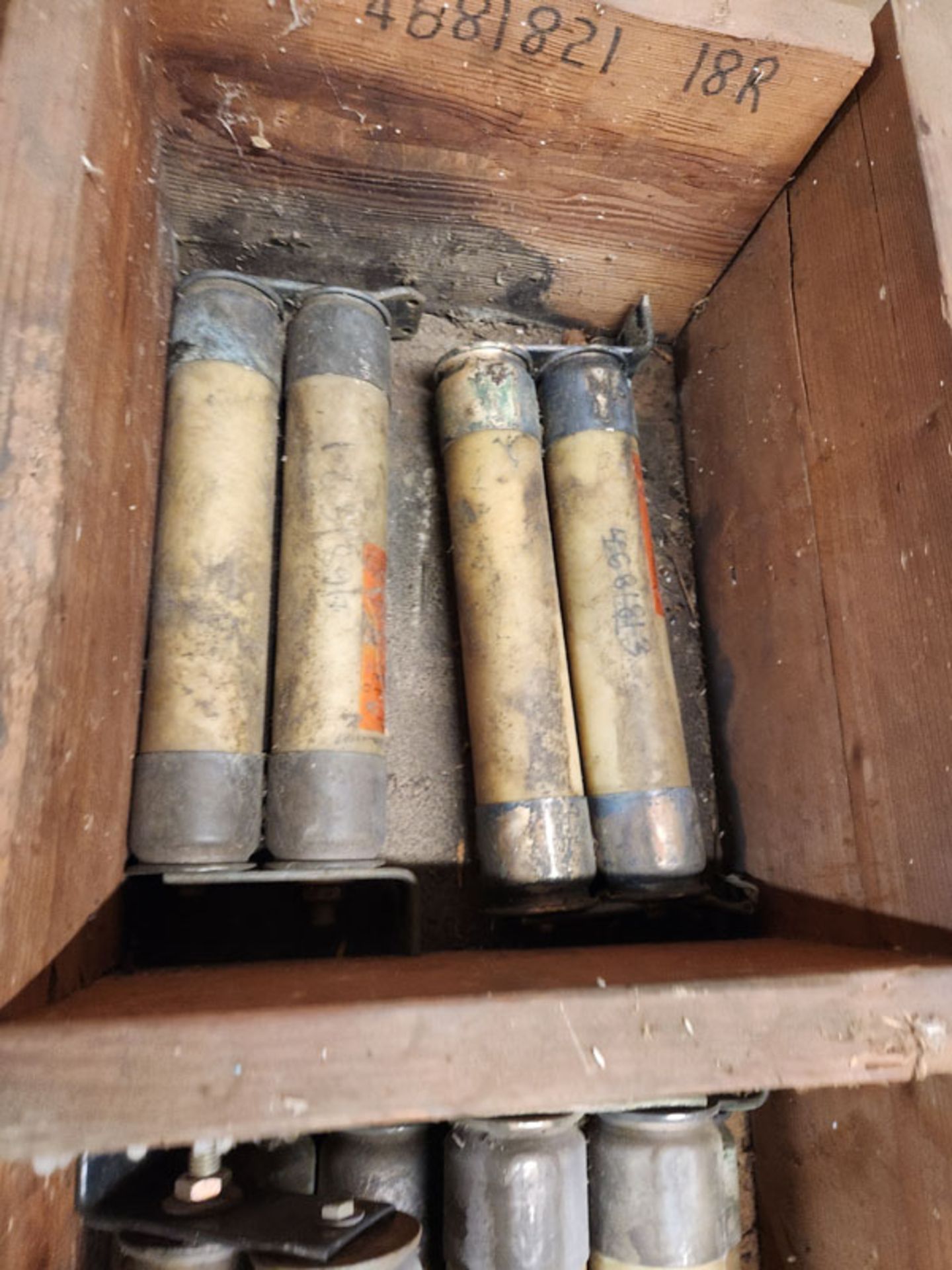 CRATE OF MISCELLANEOUS LARGE CURRENT LIMITING FUSES GE 55A212942P24RB AND GE 218A4293P9RB - Image 5 of 6