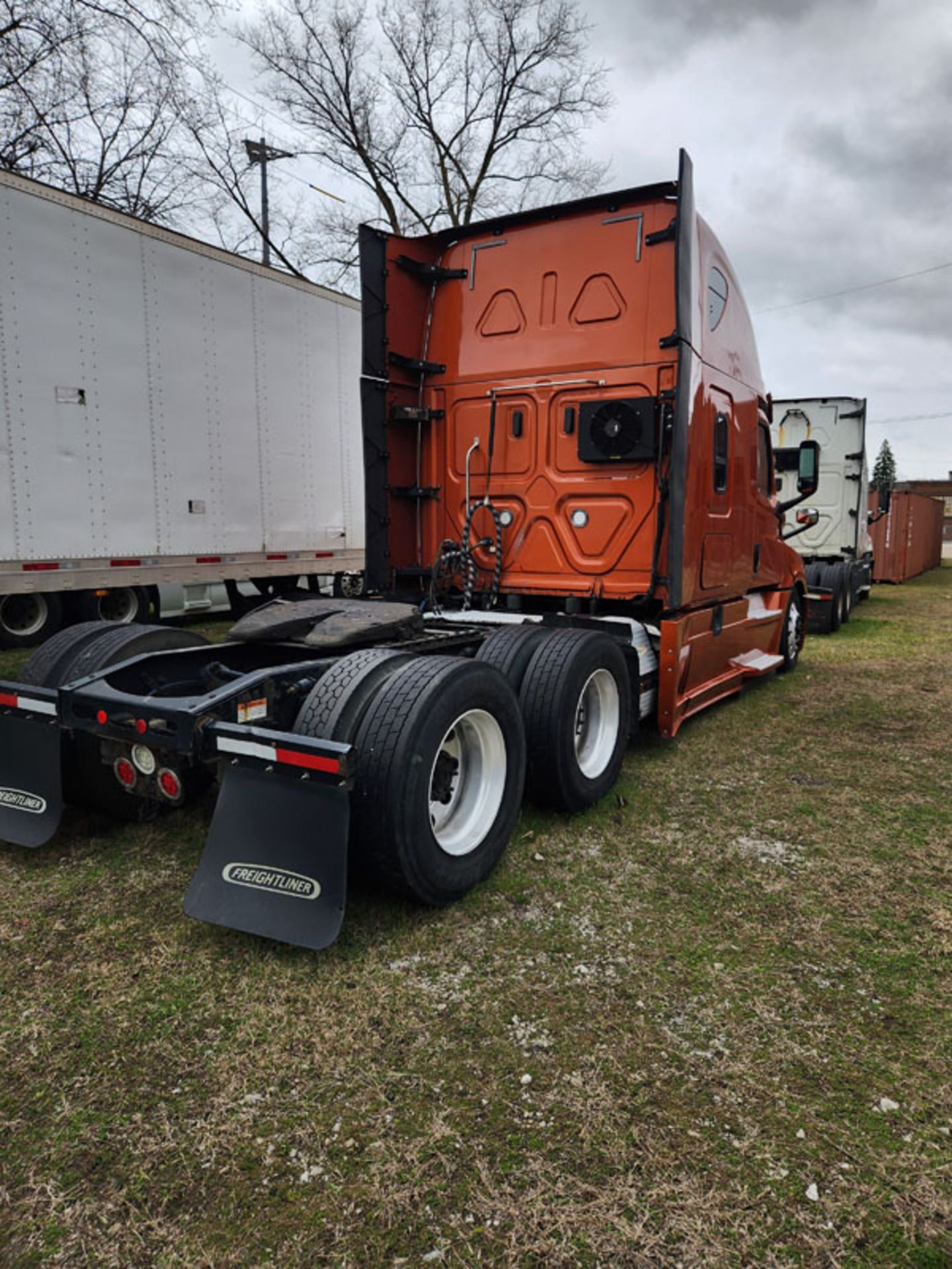 2018 FREIGHTLINER CASADIA 126 SLEEPER CAB VIN#: 3AKJHHDR8JSJS7273 C65 MILEAGE: 635,995 - Image 4 of 21