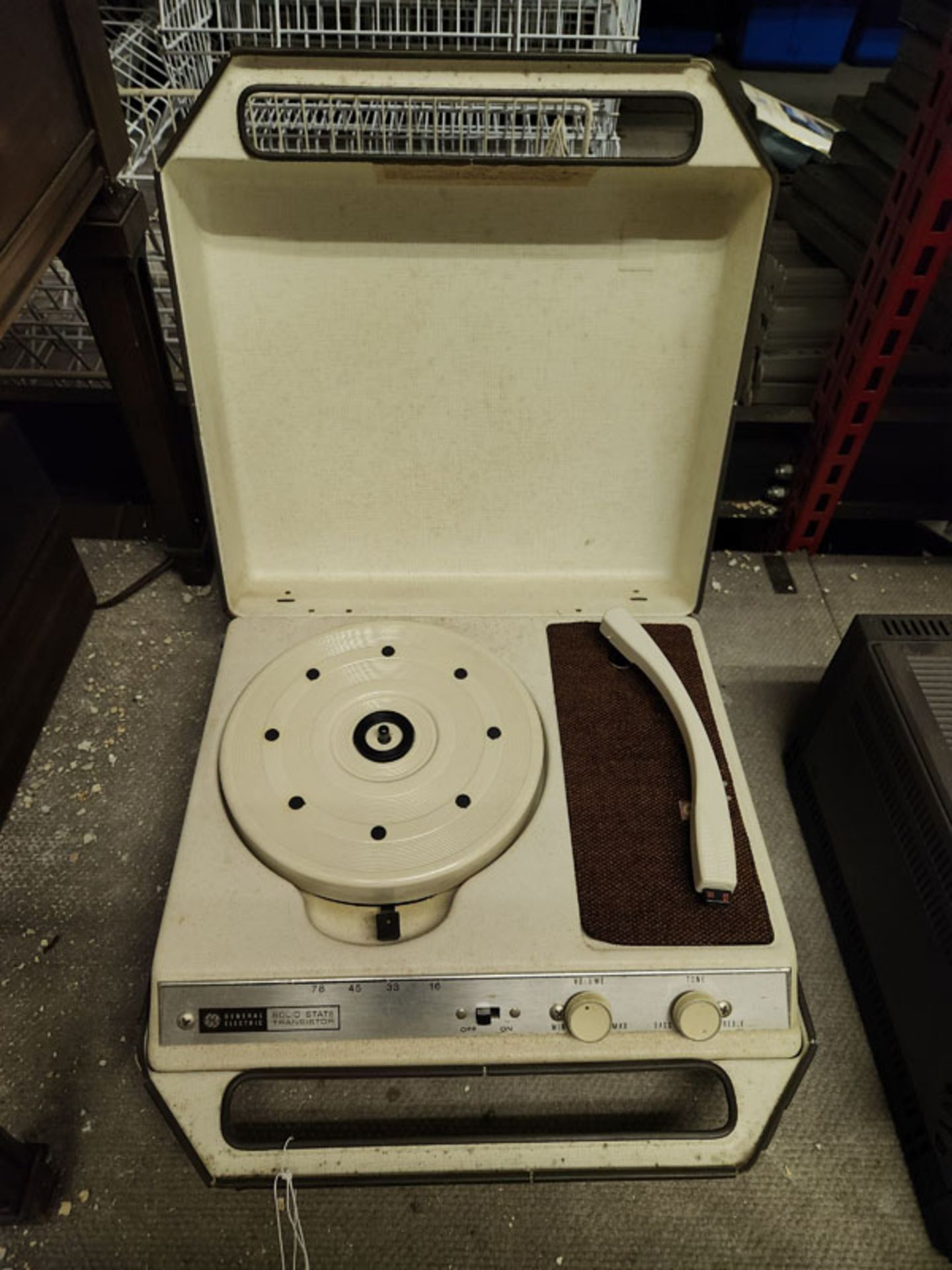 GE SOLID STATE TRANSISTOR PORTABLE RECORD PLAYER
