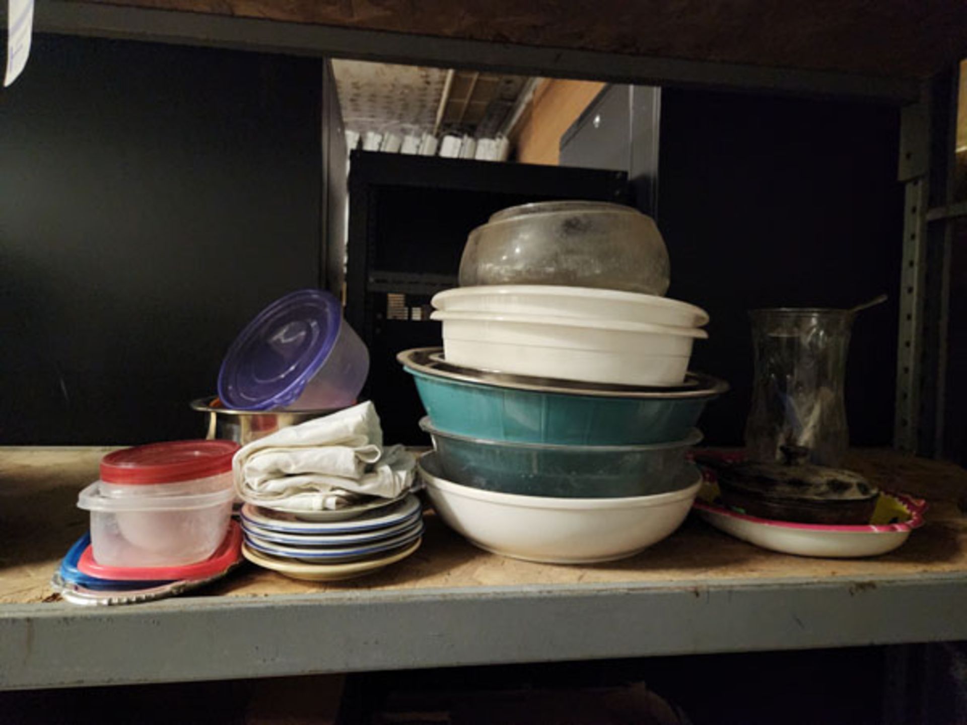 LOT OF BOWLS AND DISHWARE