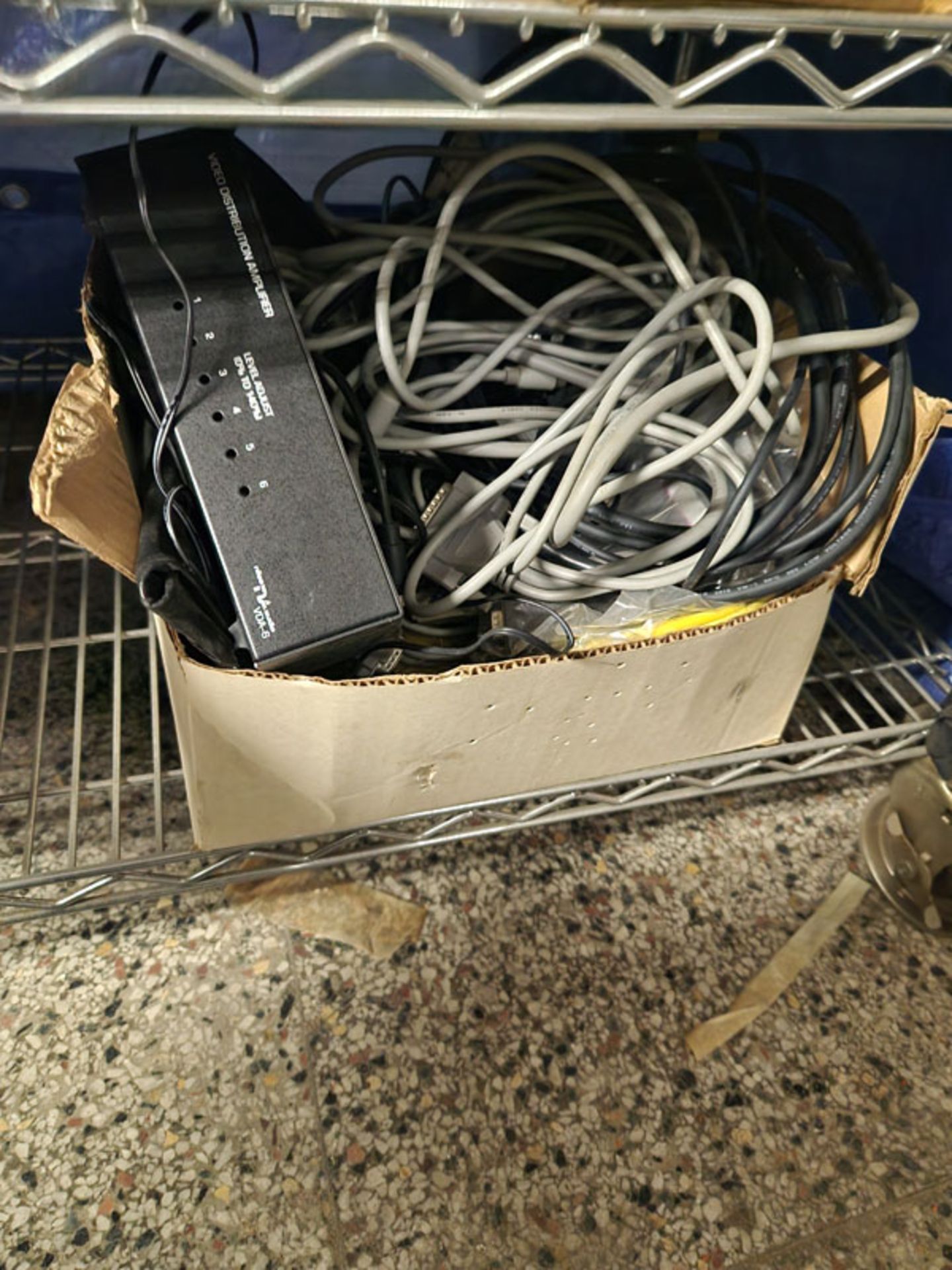 VIDEO DISTRIBUTION AMPLIFIER AND MISCELLANOUS CORDS IN BOX