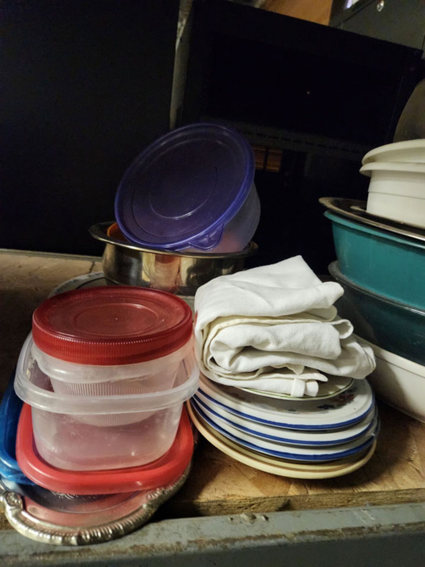 LOT OF BOWLS AND DISHWARE - Image 2 of 5