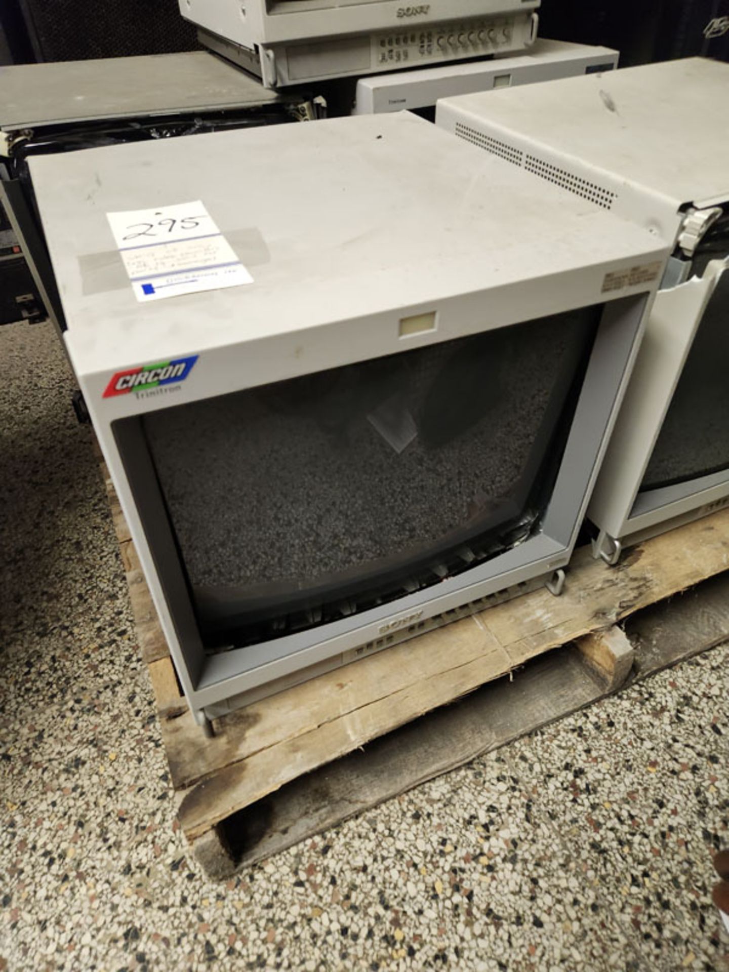 5 SONY TRINITRON CRT COLOR VIDEO MONITORS FOR PARTS - ALL WORKING BEFORE TABLE COLLAPSED AND THEY AL - Image 4 of 10