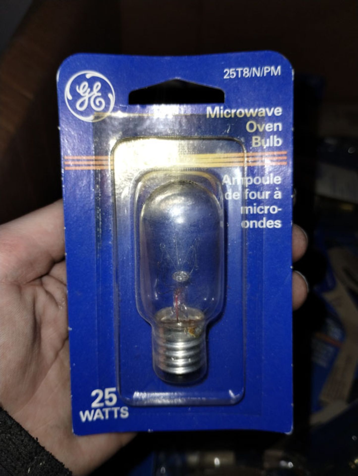 BOX OF GE MICROWAVE OVEN LIGHT BULBS 25T8/N/PM - Image 3 of 4