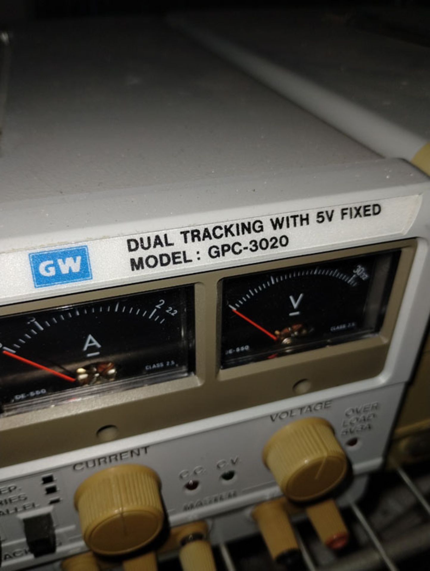 LOT OF 4 GW LABORATORY DC POWER SUPPLIES WITH DUAL TRACKING WITH 5V FIXED MODEL: GPC-3020 - Image 4 of 7