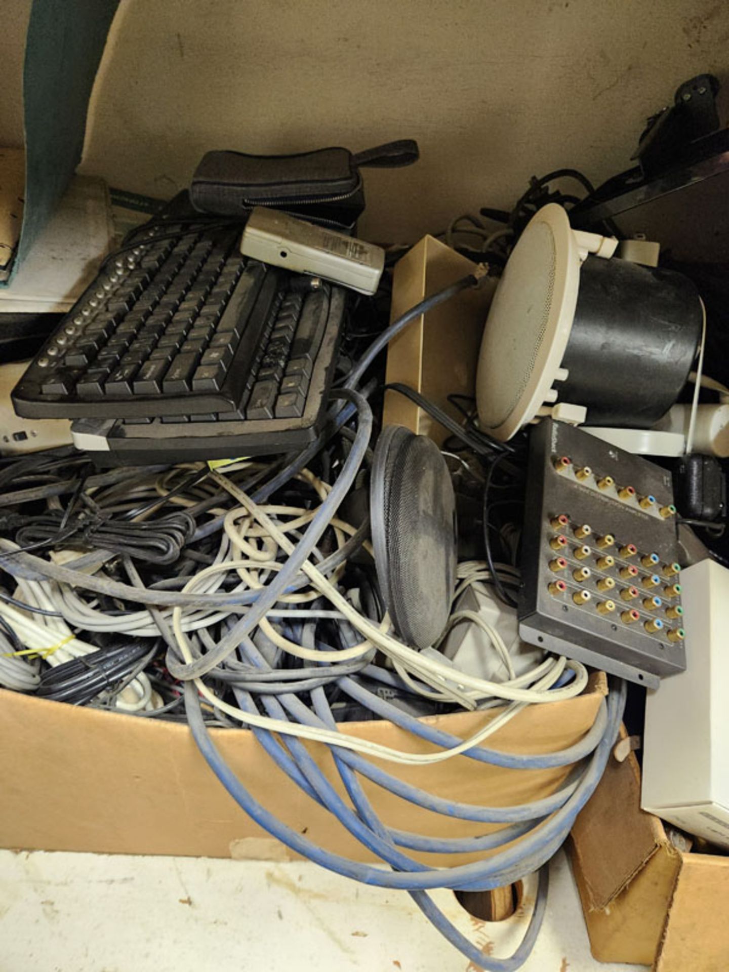 LOT OF ASSORTED ELECTRICAL, CORDS AND MISC - Image 4 of 8