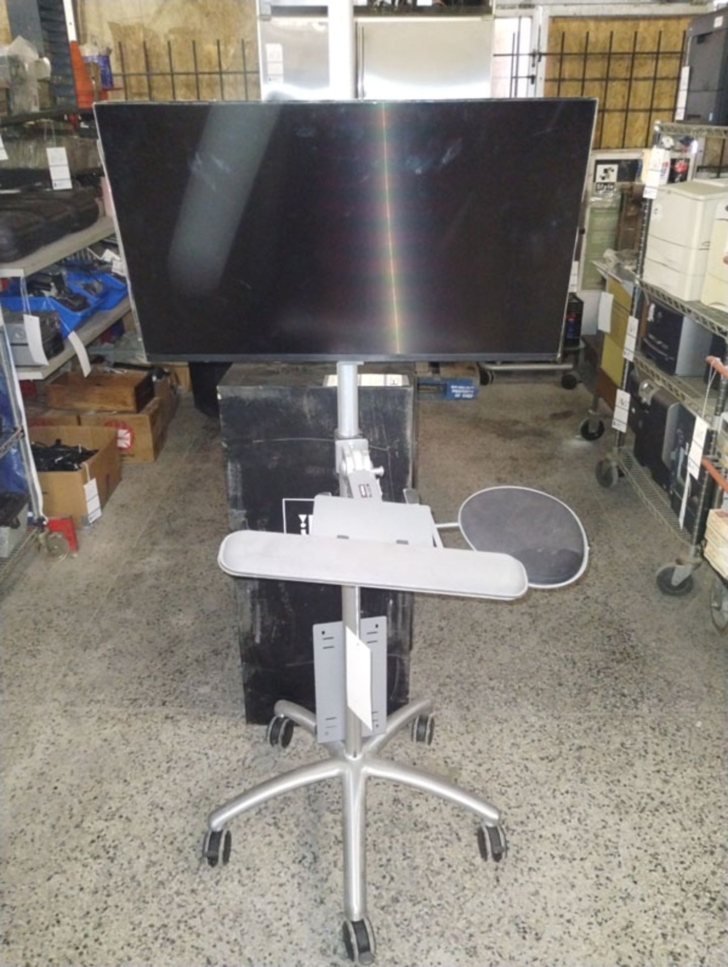 SAMSUNG 32" MONITOR MODEL: S32AM702UN WITH GLOBAL PORTABLE WORK STATION MOUNT CART